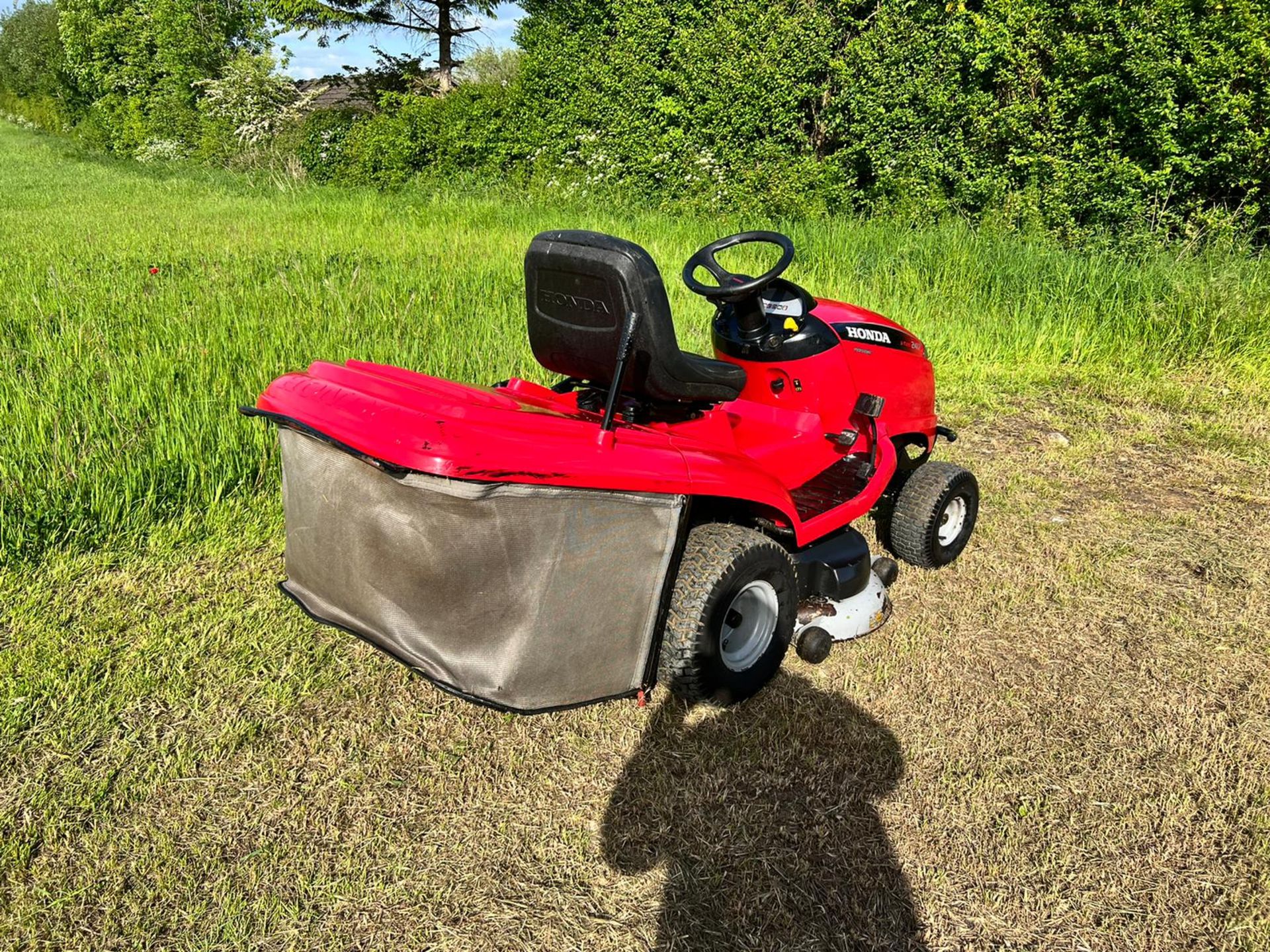 Honda 2417 Ride On Mower, Runs Drives And Cuts, Good Solid Twin Blade Deck *PLUS VAT* - Image 5 of 22