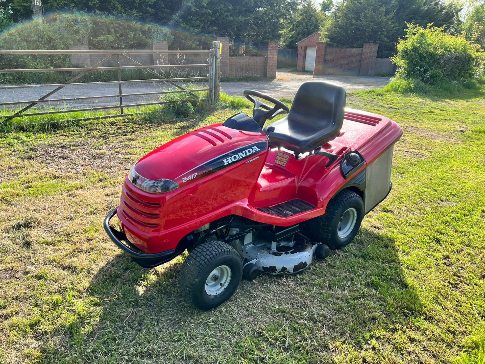 Honda 2417 Ride On Mower, Runs Drives And Cuts, Good Solid Twin Blade Deck *PLUS VAT* - Image 2 of 22