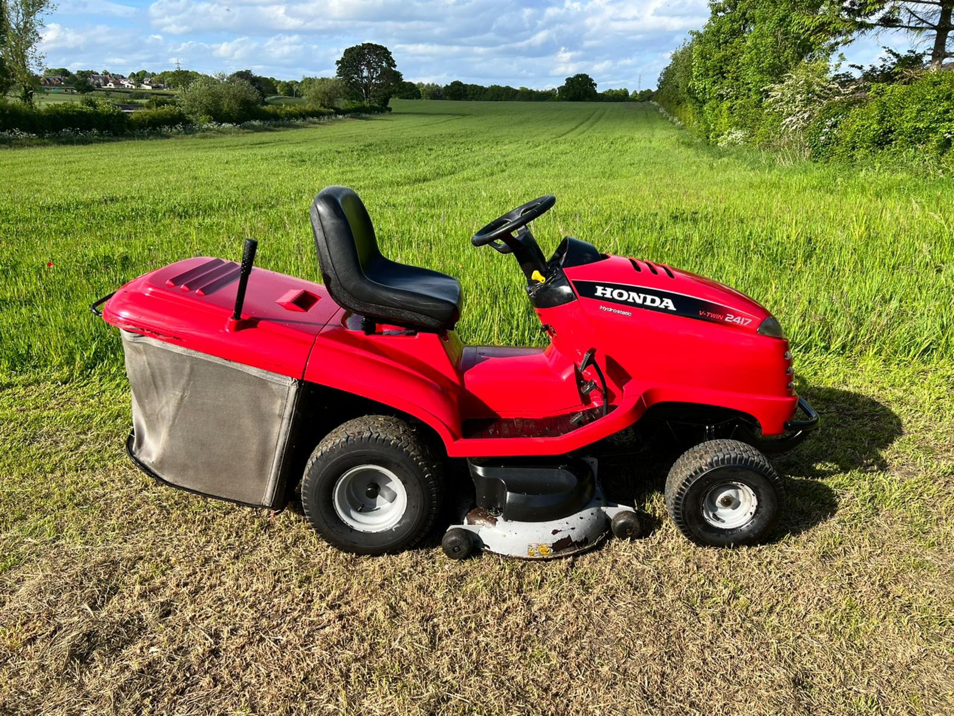 Honda 2417 Ride On Mower, Runs Drives And Cuts, Good Solid Twin Blade Deck *PLUS VAT* - Image 6 of 22