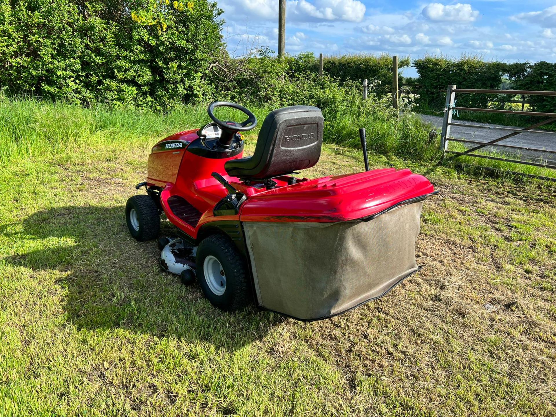 Honda 2417 Ride On Mower, Runs Drives And Cuts, Good Solid Twin Blade Deck *PLUS VAT* - Image 4 of 22