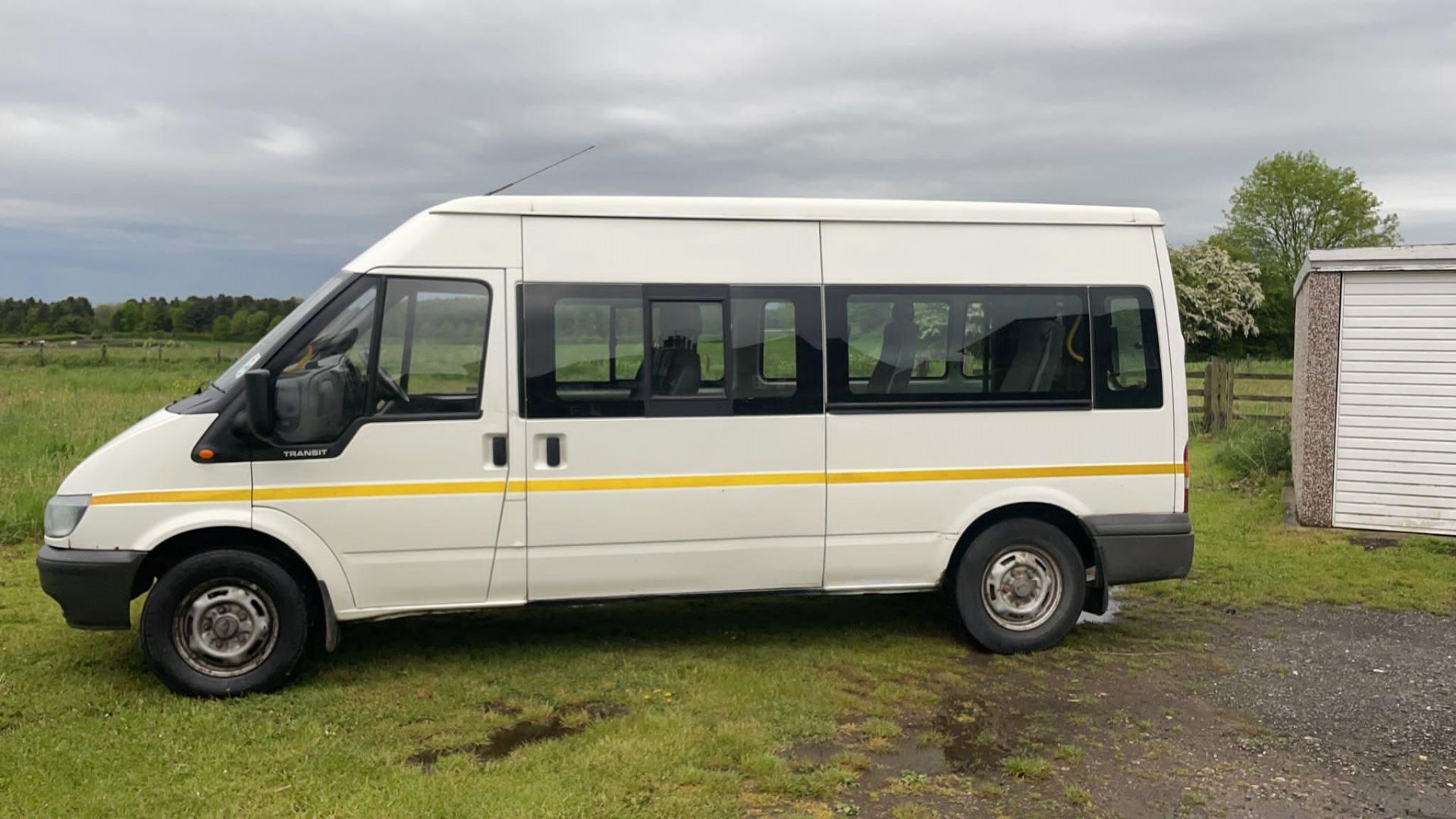 2004 04 FORD TRANSIT WHITE MINIBUS light scrape on drivers side, 9 seats, Wheel Chair lift fitted - Image 15 of 22