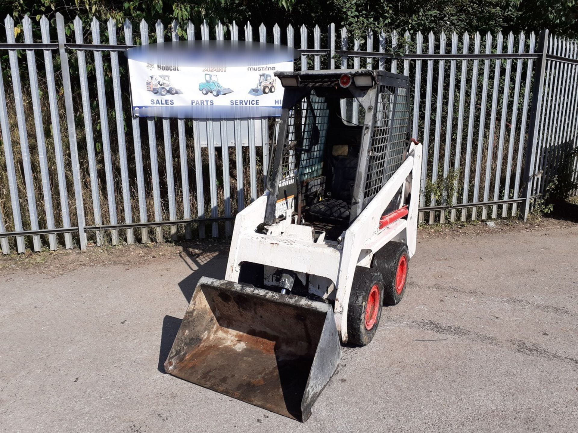 BOBCAT 453 SKID STEER, MECHANICALLY OPERATIONAL, YOM 2000, 3237 HRS, C/W BUCKET, SOLID WHEELS, TYRES - Image 2 of 5