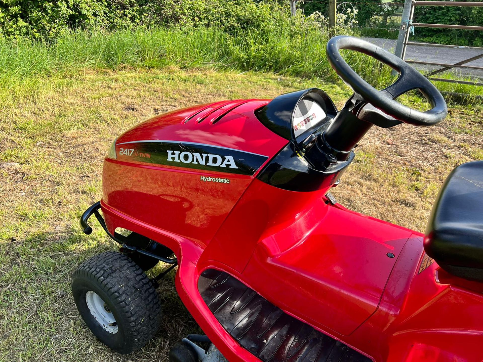 Honda 2417 Ride On Mower, Runs Drives And Cuts, Good Solid Twin Blade Deck *PLUS VAT* - Image 13 of 22