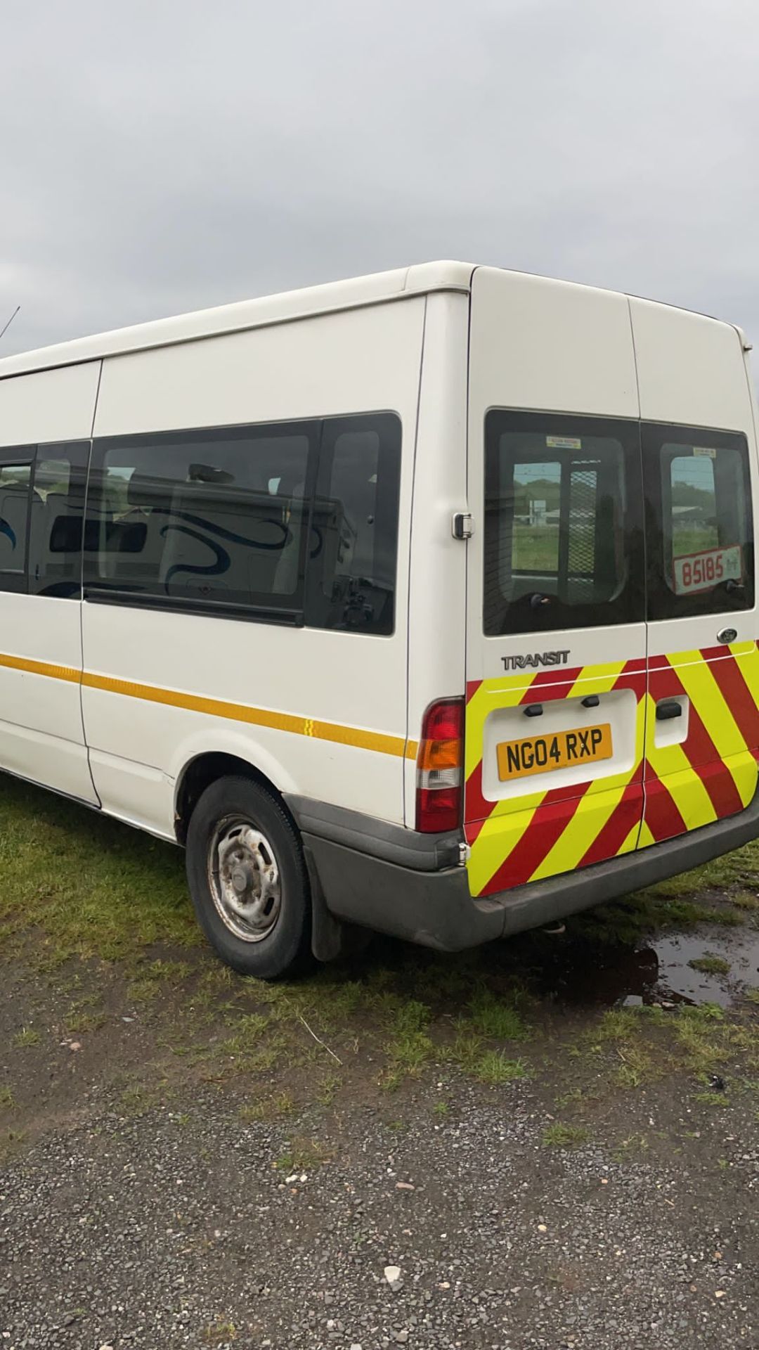 2004 04 FORD TRANSIT WHITE MINIBUS light scrape on drivers side, 9 seats, Wheel Chair lift fitted - Image 4 of 22