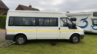 2004 04 FORD TRANSIT WHITE MINIBUS light scrape on drivers side, 9 seats, Wheel Chair lift fitted