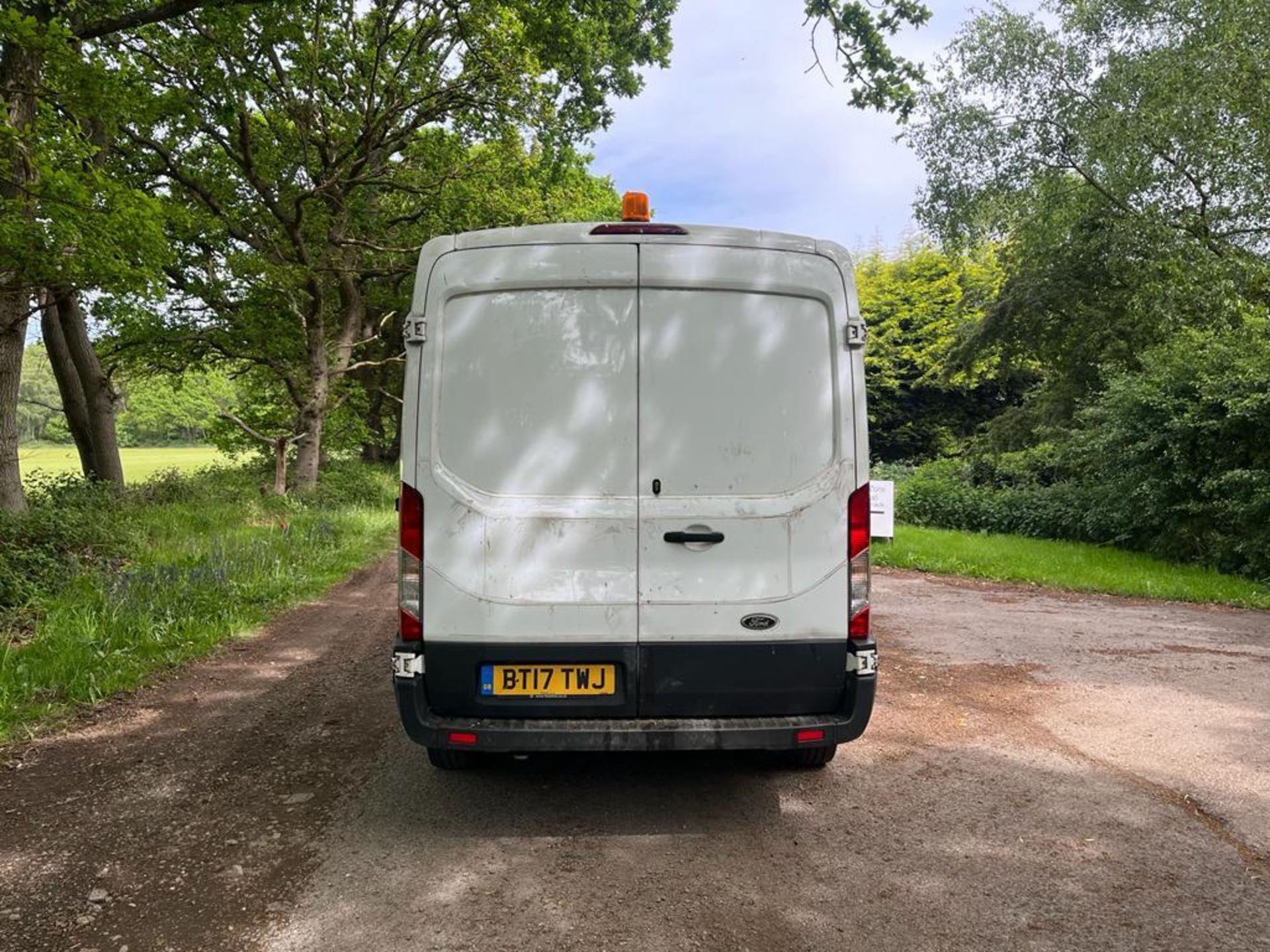 2017 FORD TRANSIT 350 L2H2 WHITE PANEL VAN, EURO 6 *PLUS VAT* - Image 5 of 9