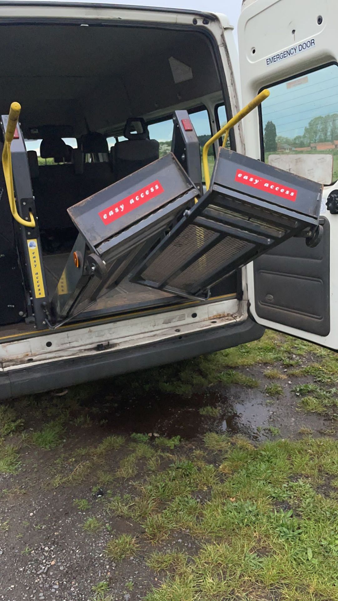 2004 04 FORD TRANSIT WHITE MINIBUS light scrape on drivers side, 9 seats, Wheel Chair lift fitted - Image 8 of 22