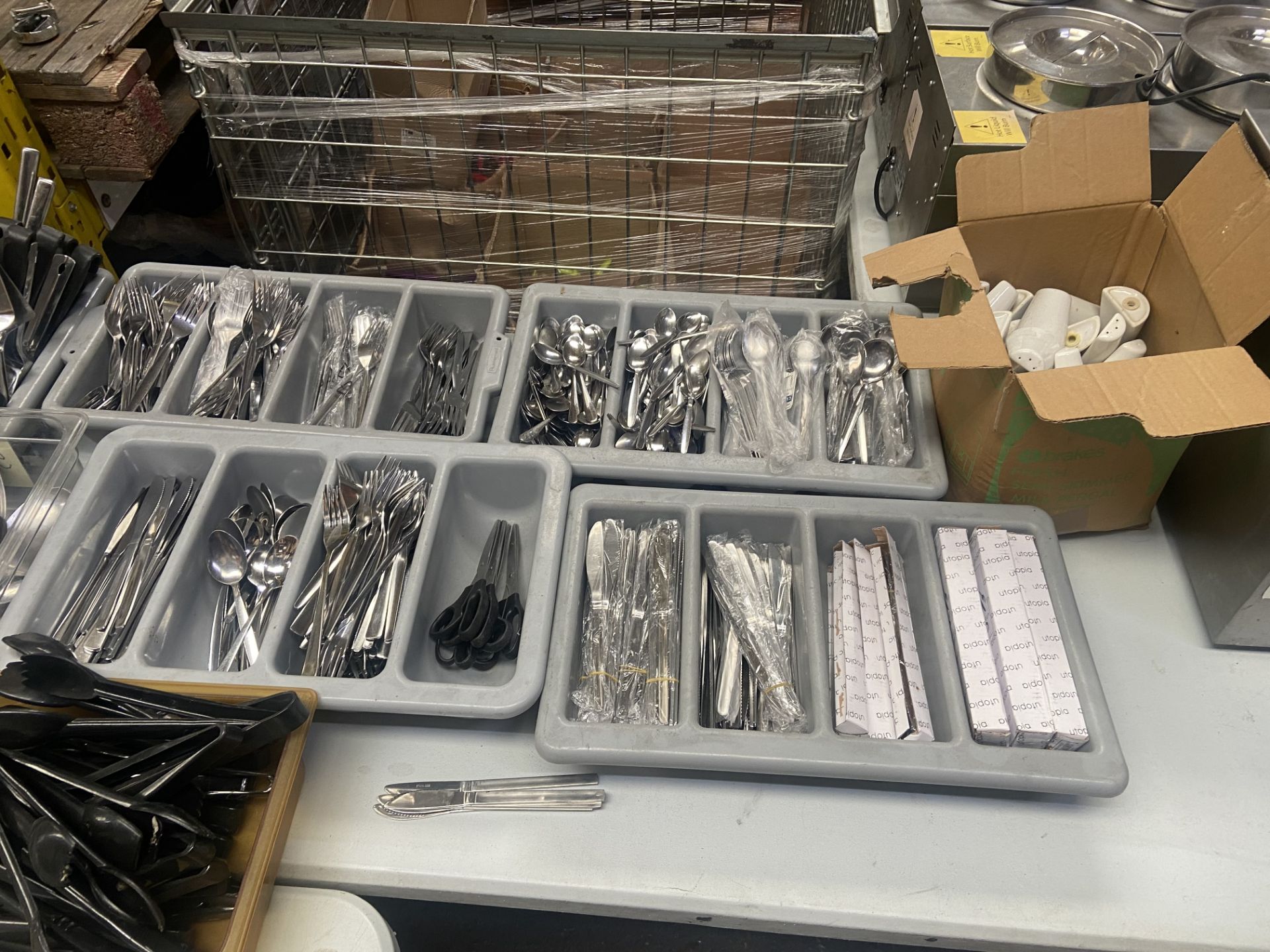 JOT LOT OF CUTLERY, UTENSILS, SALT AND PEPPER POTS, SPATULAS, BREAD KNIVES, LADLES, ETC *NO VAT* - Image 4 of 4