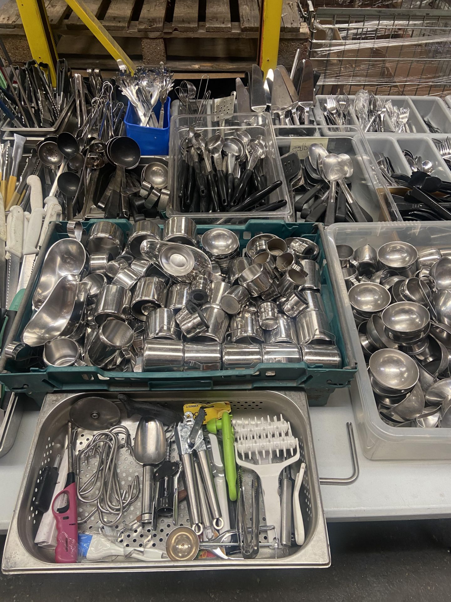 JOT LOT OF CUTLERY, UTENSILS, SALT AND PEPPER POTS, SPATULAS, BREAD KNIVES, LADLES, ETC *NO VAT* - Image 2 of 4