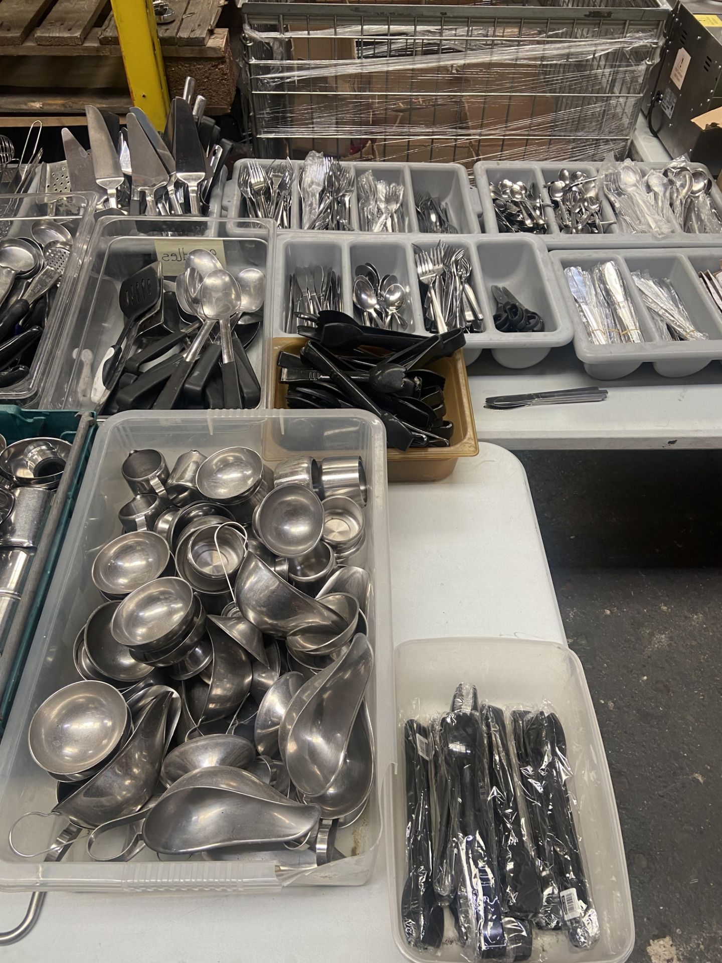 JOT LOT OF CUTLERY, UTENSILS, SALT AND PEPPER POTS, SPATULAS, BREAD KNIVES, LADLES, ETC *NO VAT* - Image 3 of 4