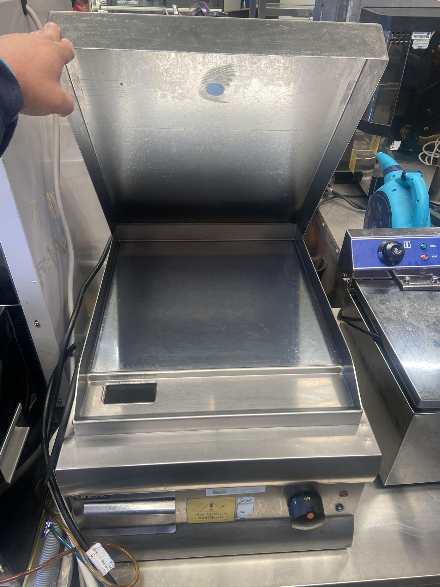 LINCAT SOLID TOP GRIDDLE, GOOD WORKING CONDITION *NO VAT* - Image 2 of 2