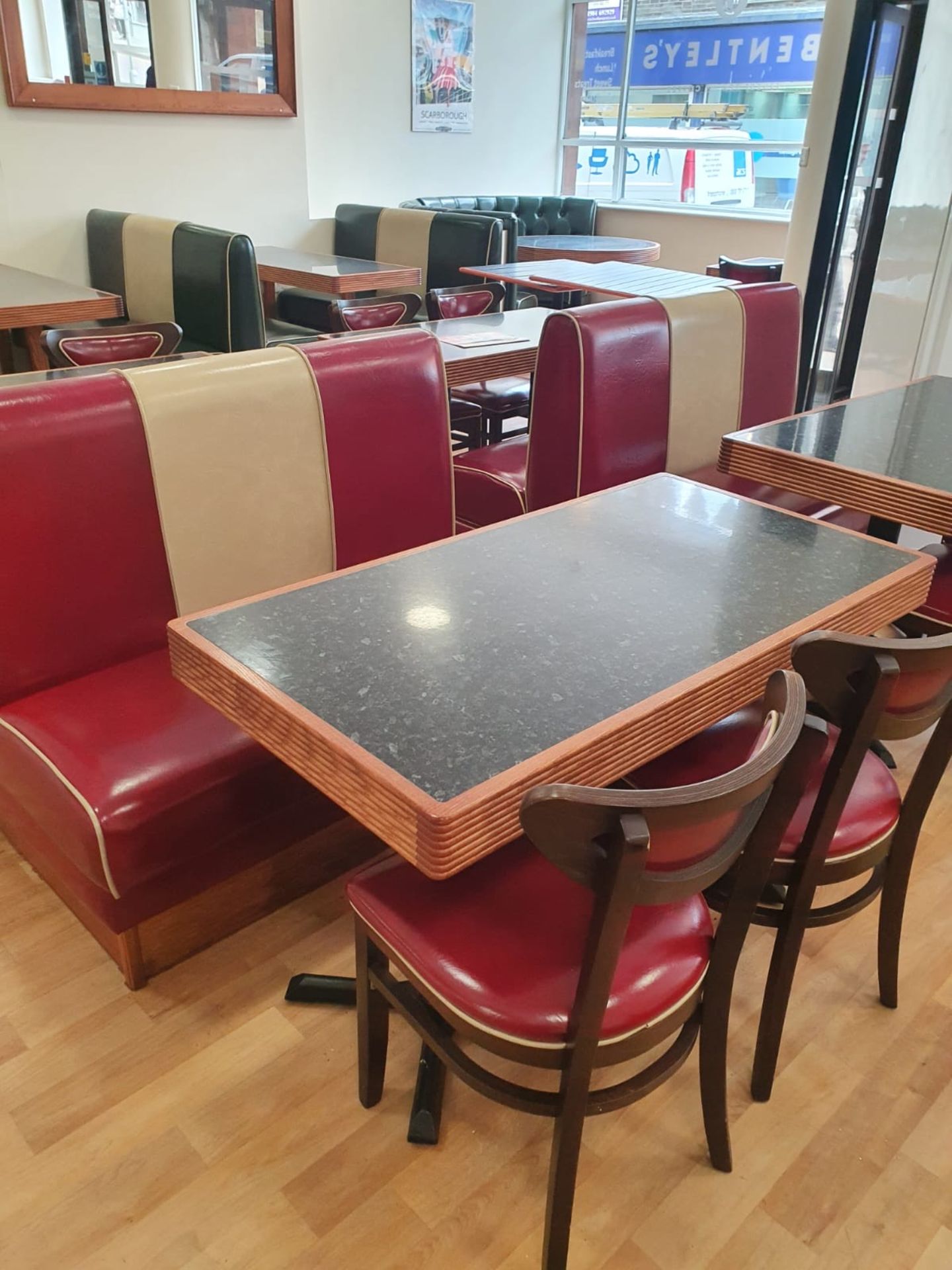 CAFE FURNITURE, CORNER BOOTH, BACK TO BACK SEATING, TABLES AND CHAIRS *NO VAT* - Image 4 of 7