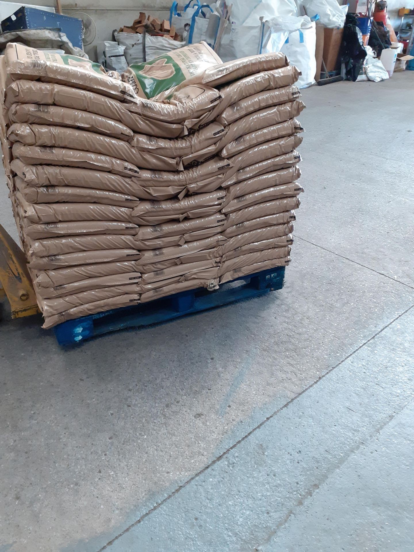 1 PALLET OF HORSE MANURE COMPOST, APPROX 75 BAGS *NO VAT* - Image 2 of 6