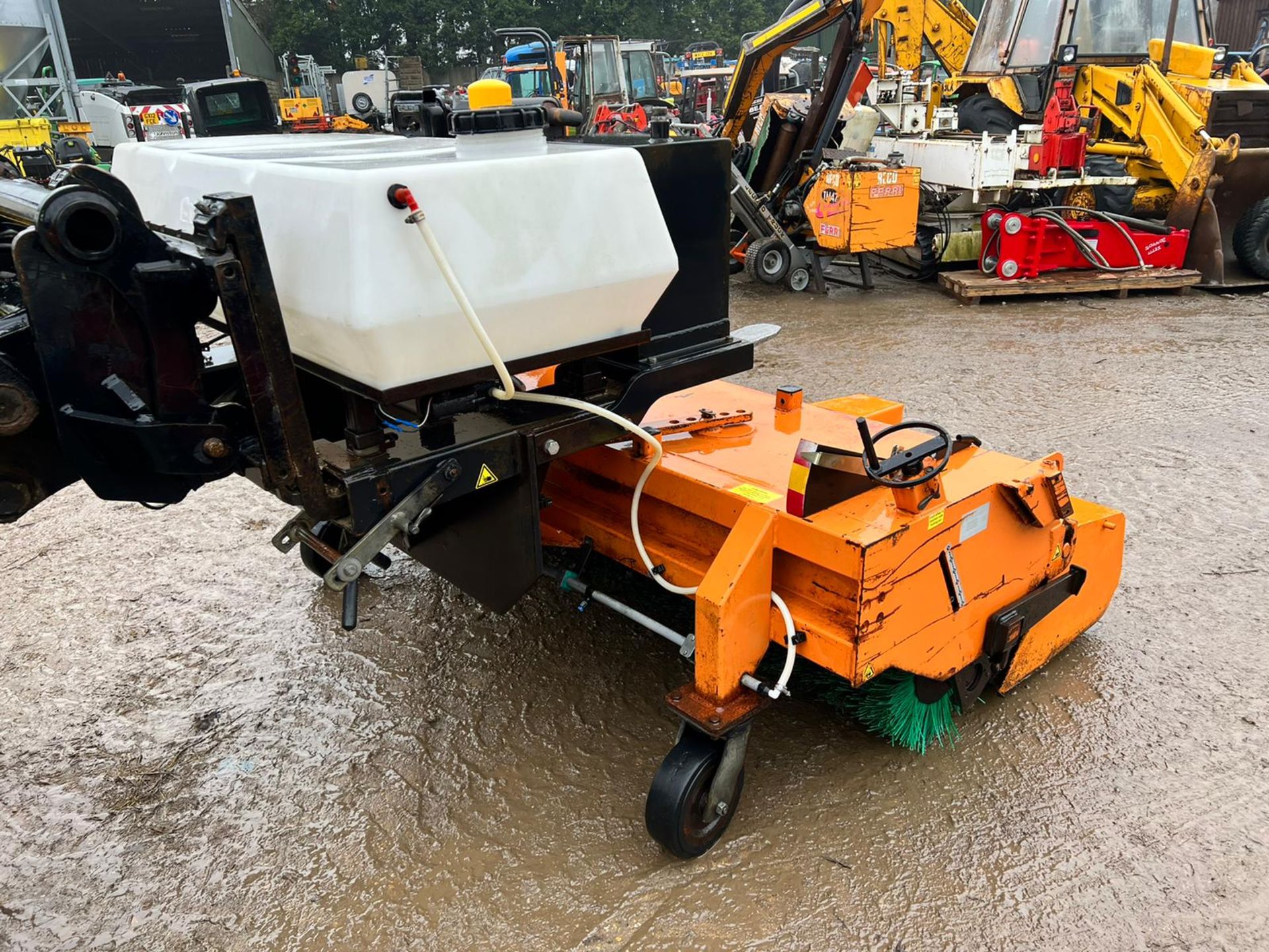 2007 BEMA DUAL SYSTEM 35 DIESEL SWEEPER BUCKET, RUNS AND WORKS, GOOD BRUSHES *PLUS VAT* - Image 3 of 15