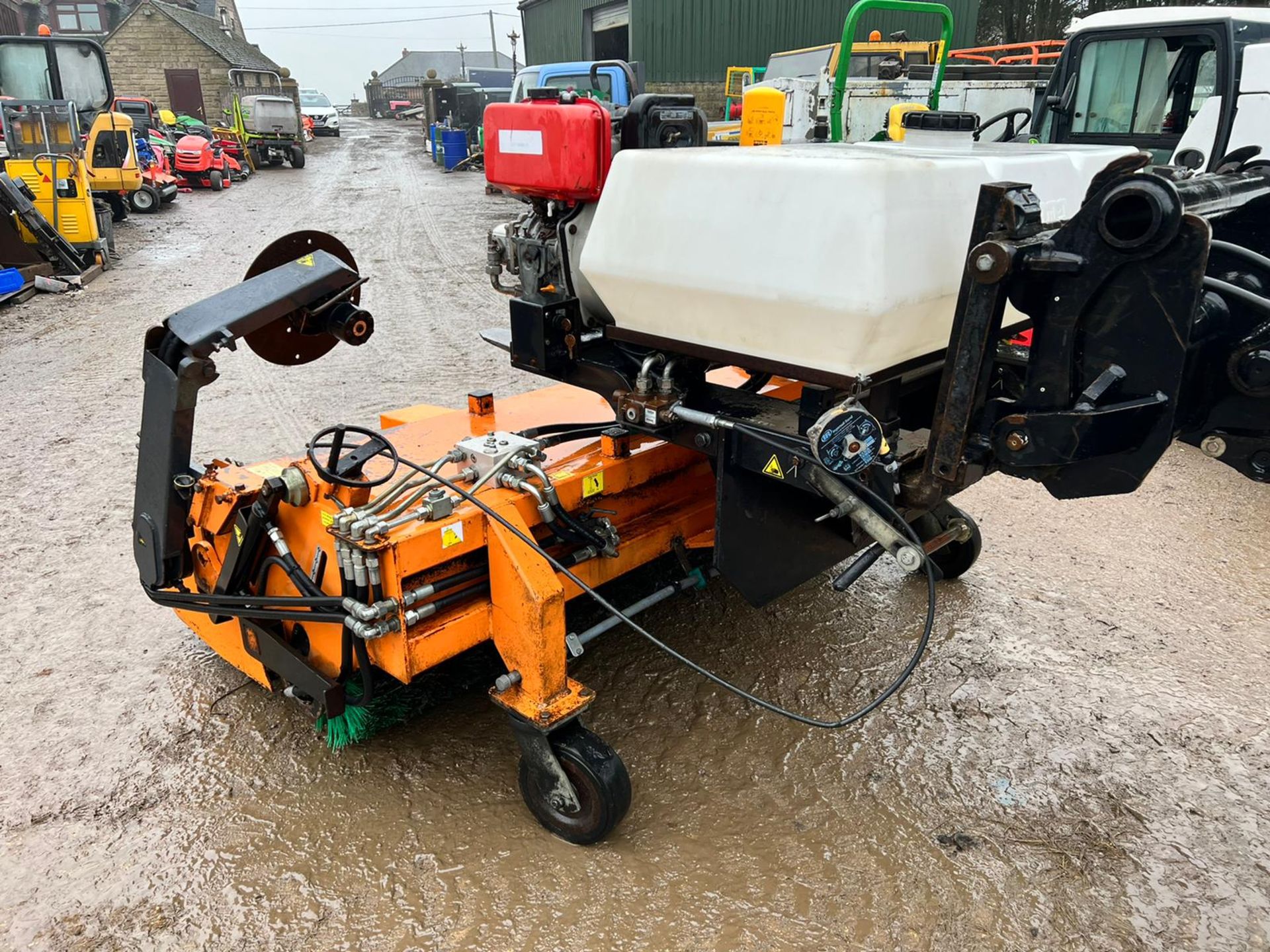 2007 BEMA DUAL SYSTEM 35 DIESEL SWEEPER BUCKET, RUNS AND WORKS, GOOD BRUSHES *PLUS VAT* - Image 6 of 15