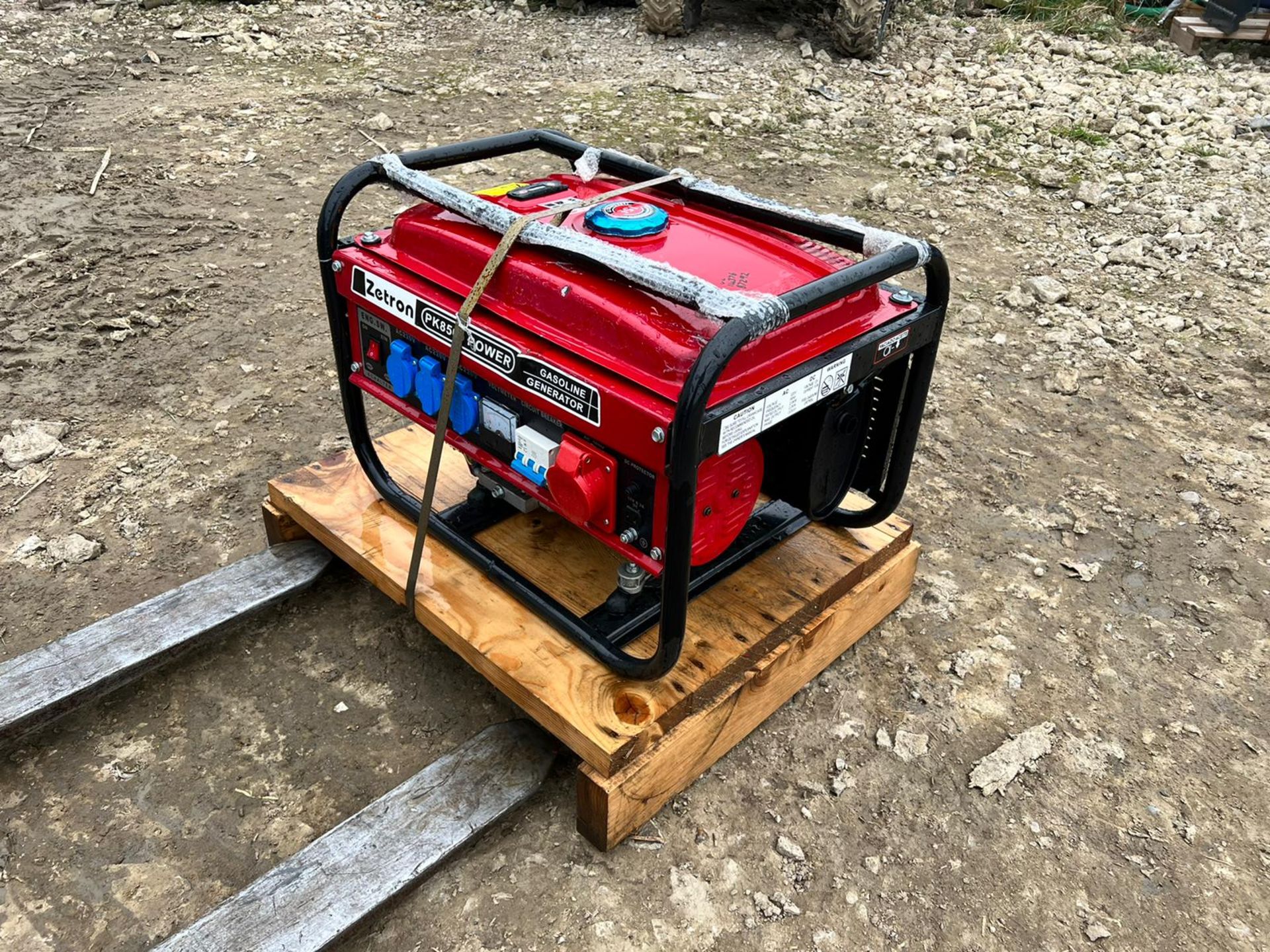 New And Unused PK8500 Petrol Generator, 220 And 380 Volts, 6.5hp Petrol Engine *PLUS VAT* - Image 4 of 7