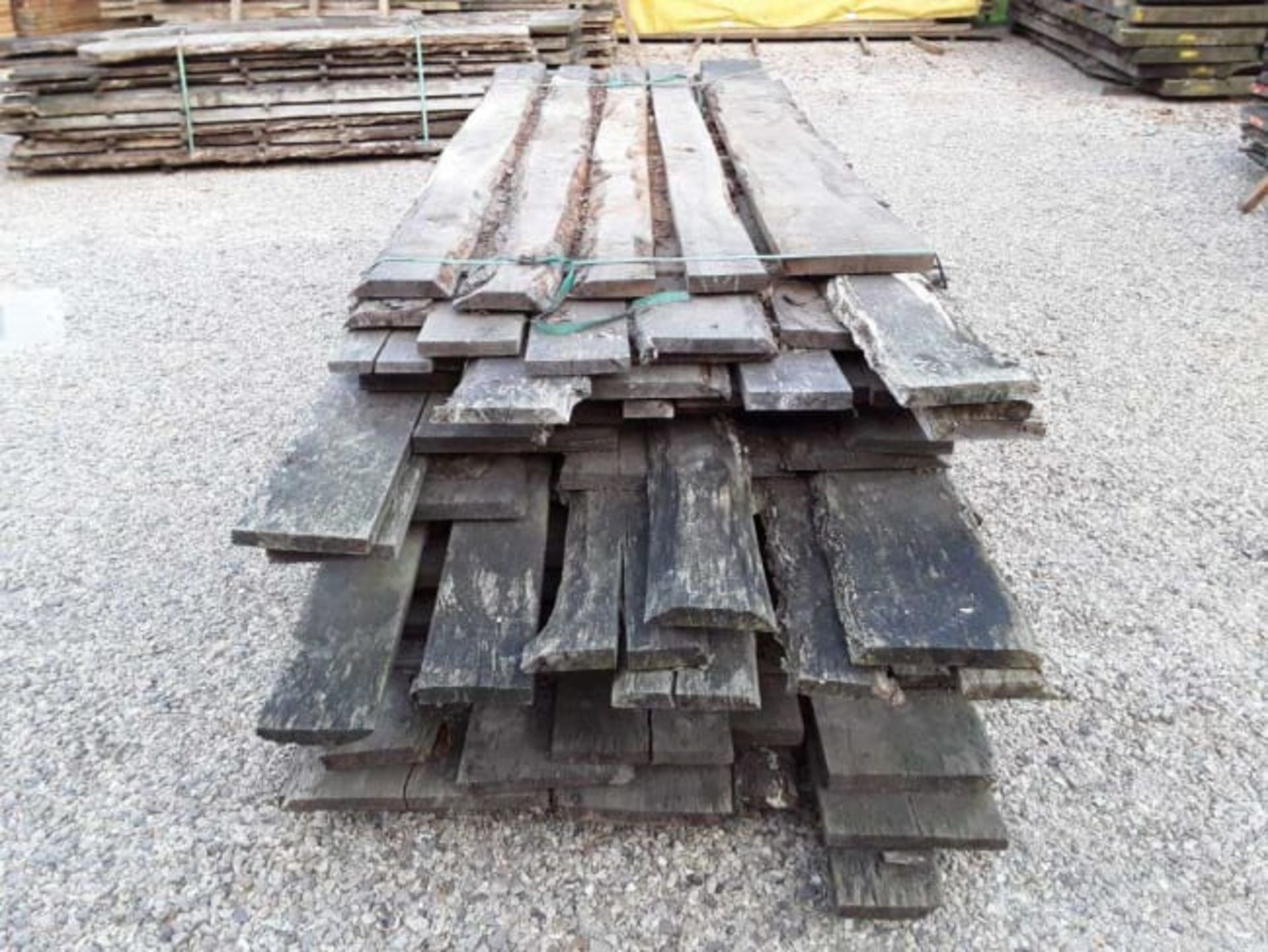 80X HARDWOOD RUSTIC TIMBER AIR DRIED SAWN WANEY EDGE / LIVE EDGE ENGLISH OAK BOARDS /PLANKS *NO VAT* - Image 2 of 4