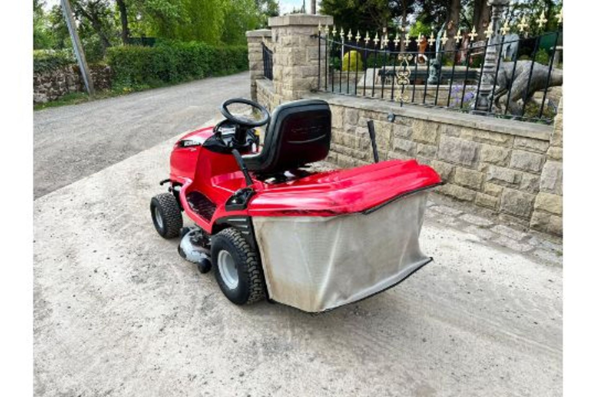 Honda 2417 Ride On Mower, Runs Drives And Cuts, Good Solid Twin Blade Deck *PLUS VAT* - Image 3 of 16