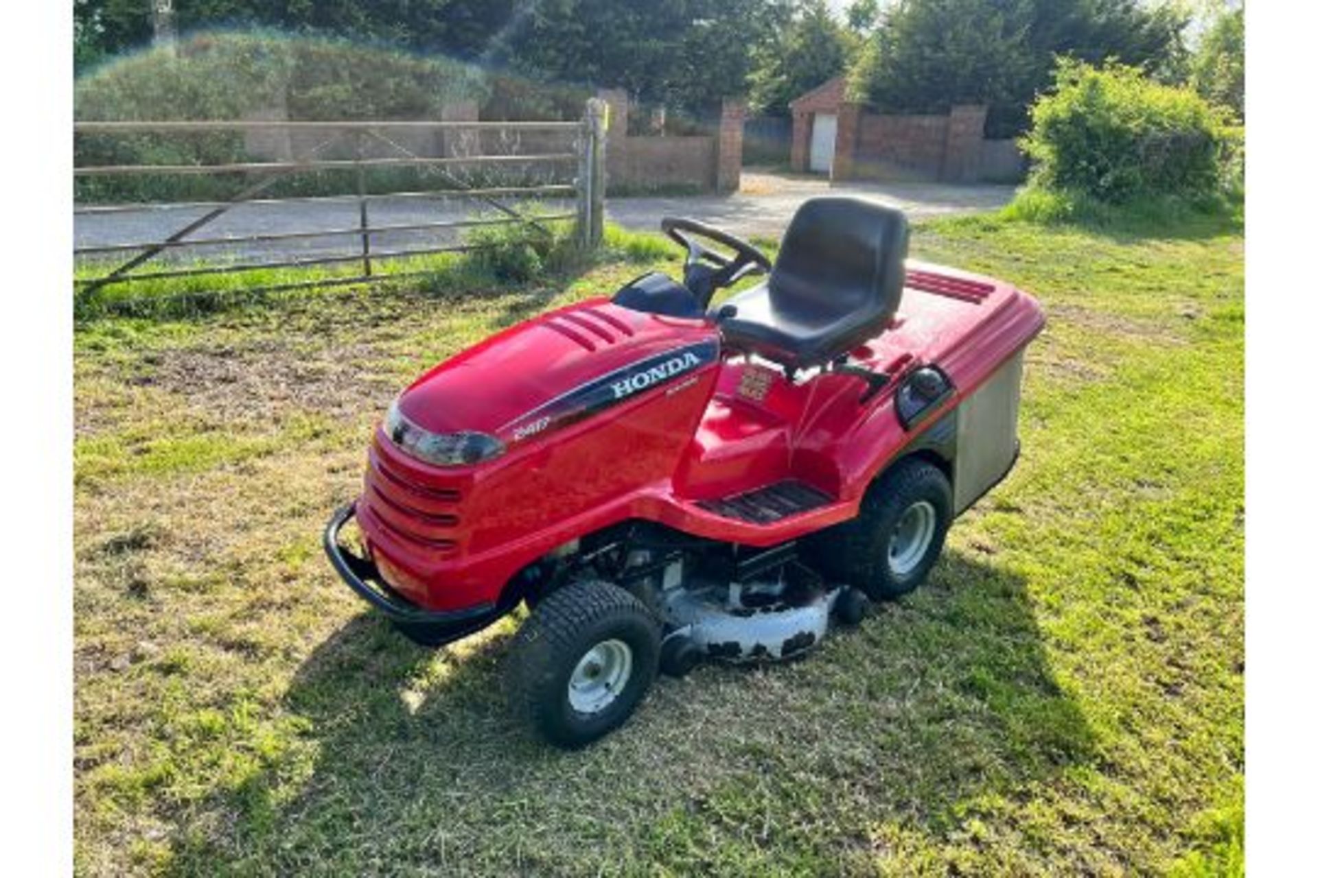 Honda 2417 Ride On Mower With Rear Collector, Runs Drives Cuts And Collects "PLUS VAT" - Image 3 of 22