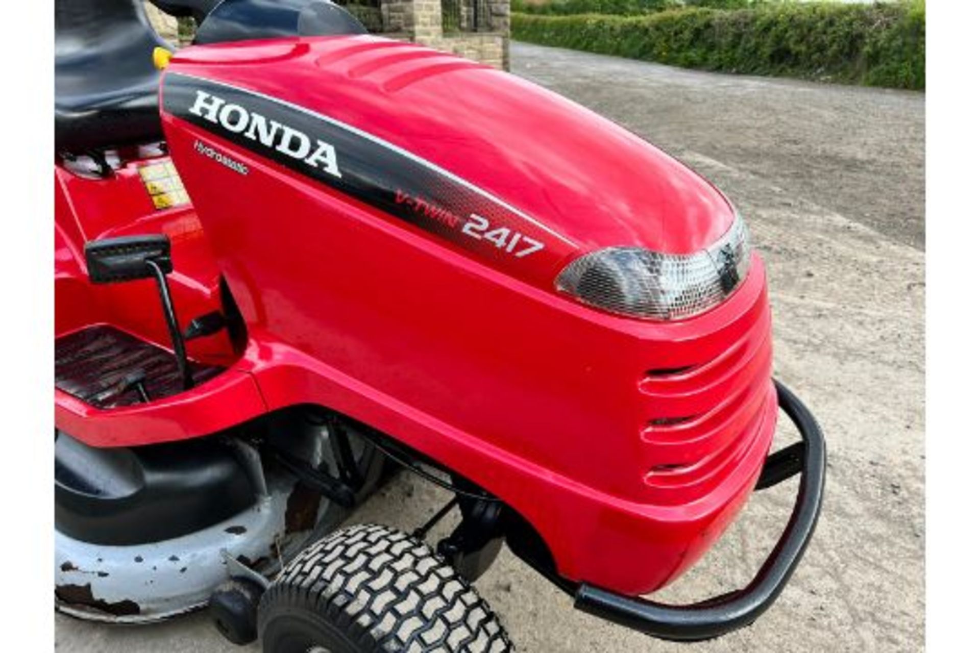 Honda 2417 Ride On Mower, Runs Drives And Cuts, Good Solid Twin Blade Deck *PLUS VAT* - Image 16 of 16