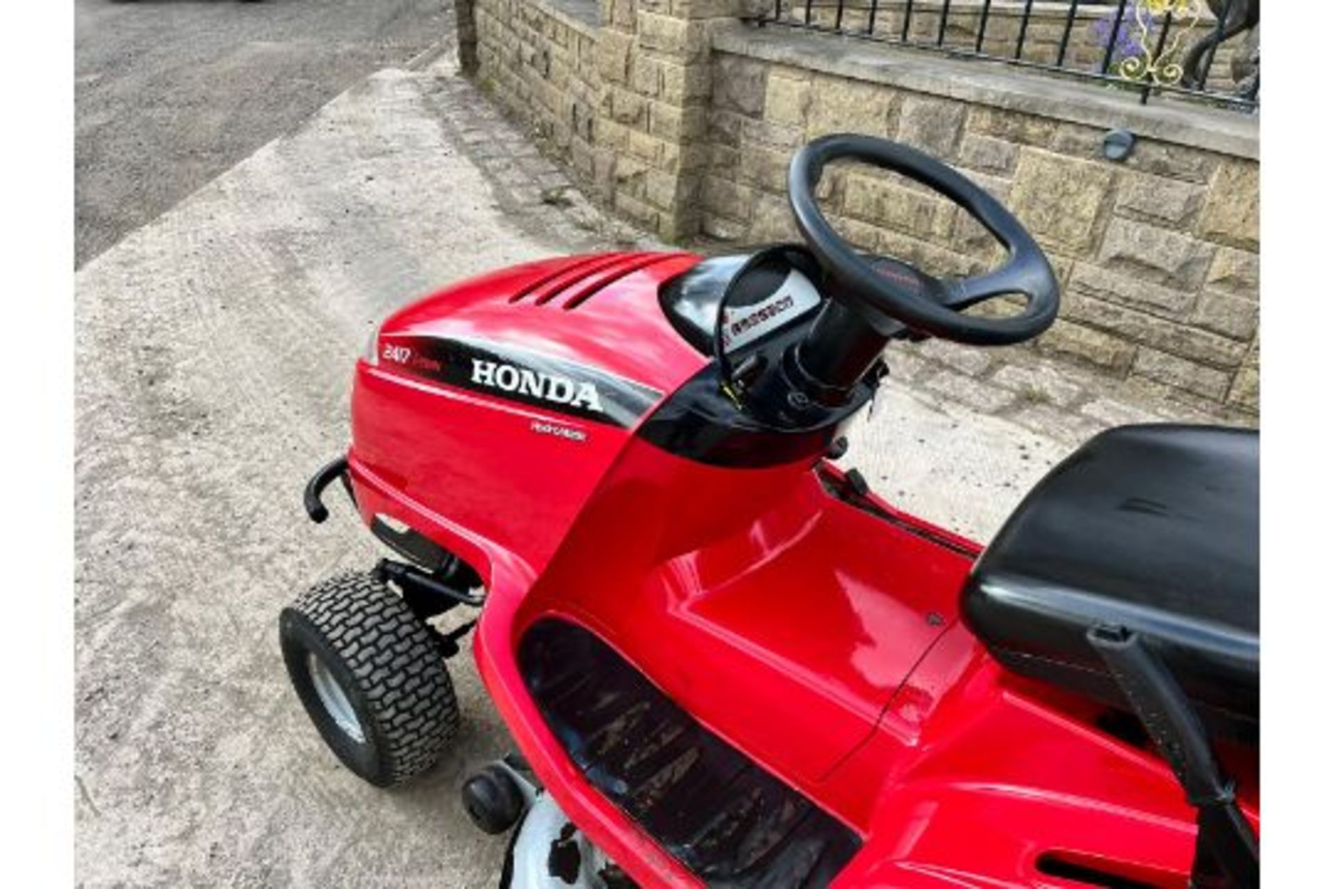 Honda 2417 Ride On Mower, Runs Drives And Cuts, Good Solid Twin Blade Deck *PLUS VAT* - Image 5 of 16