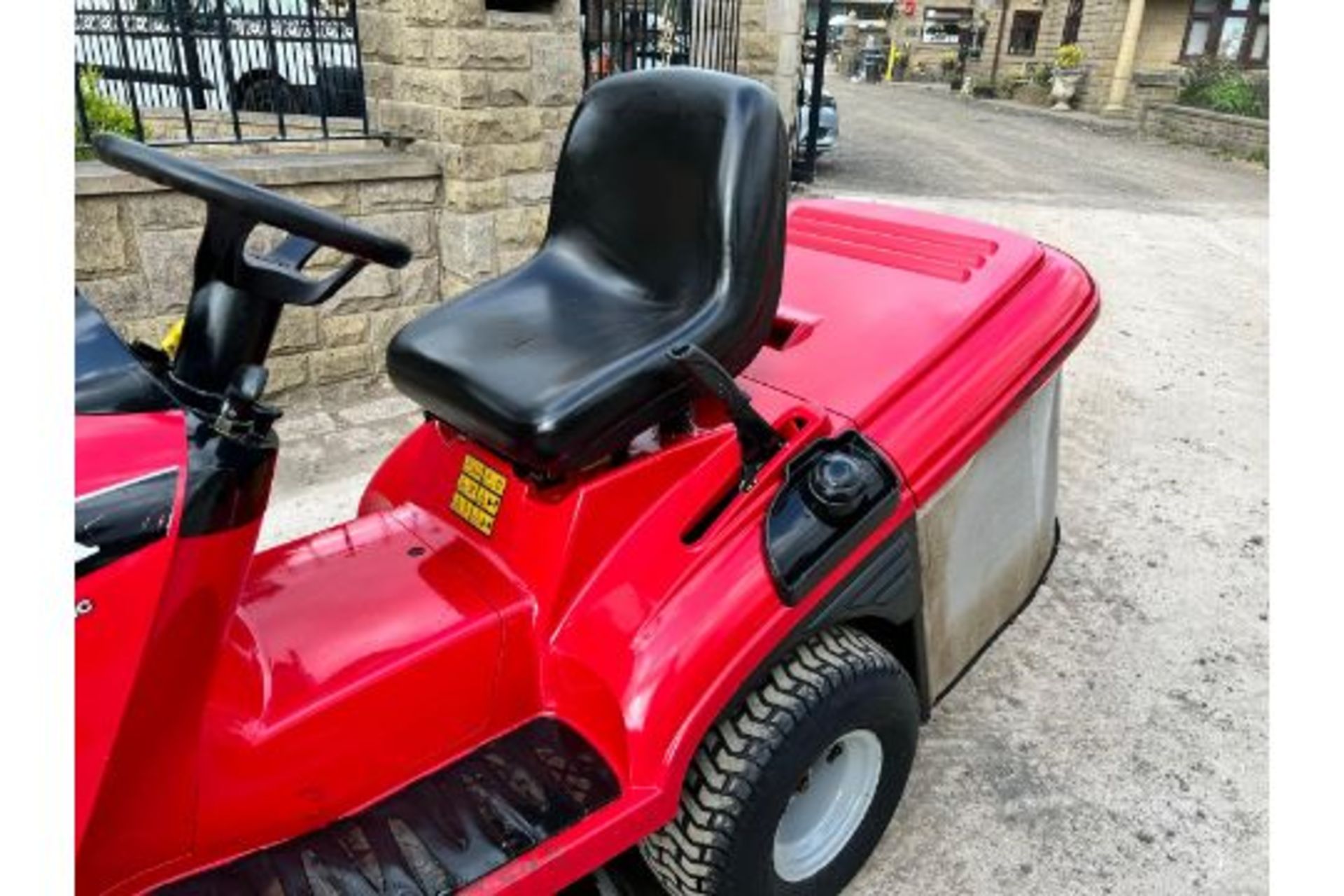 Honda 2417 Ride On Mower, Runs Drives And Cuts, Good Solid Twin Blade Deck *PLUS VAT* - Image 13 of 16