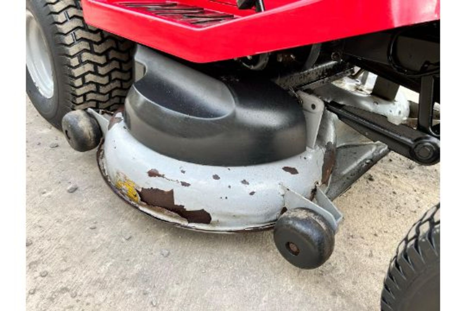 Honda 2417 Ride On Mower, Runs Drives And Cuts, Good Solid Twin Blade Deck *PLUS VAT* - Image 15 of 16