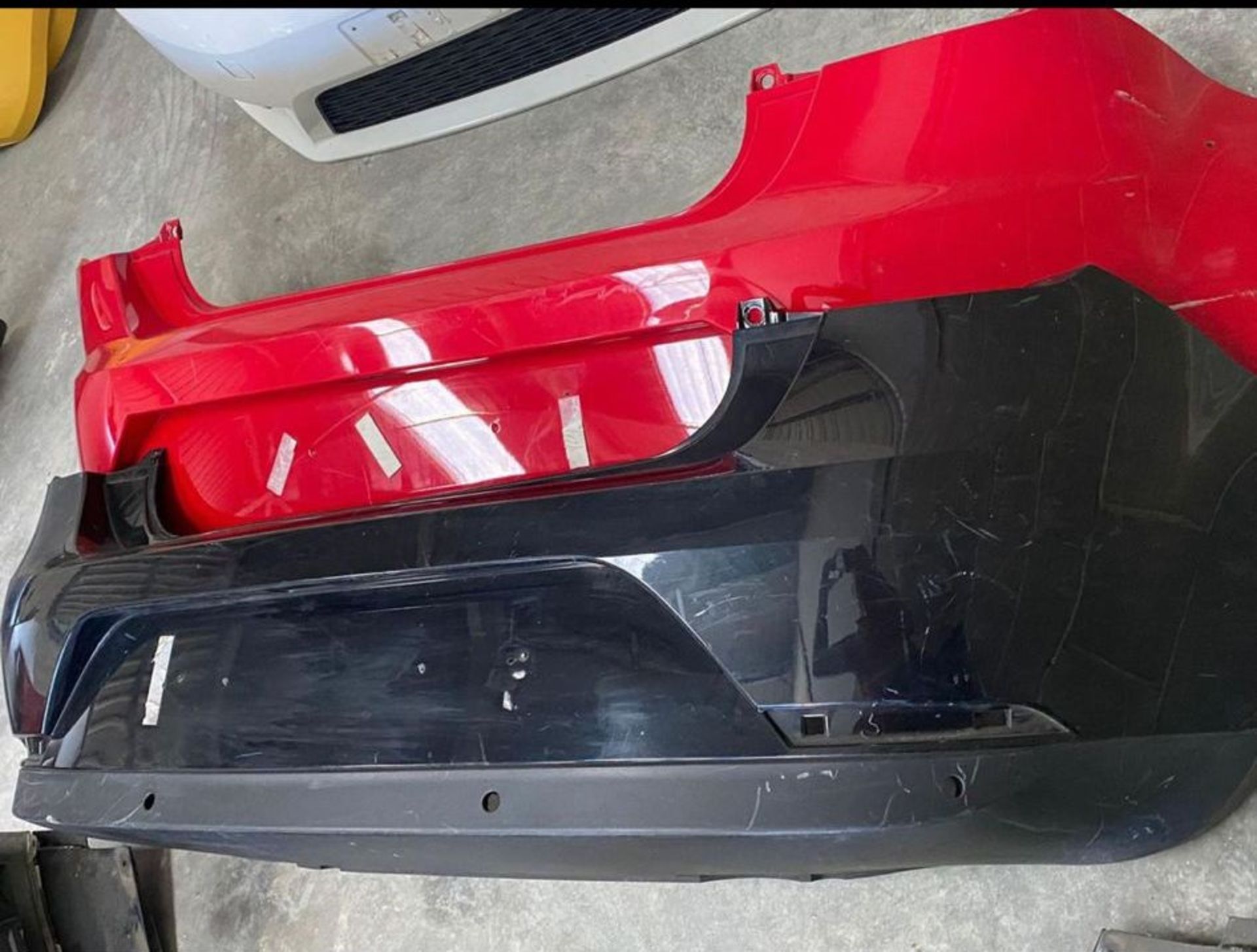 LARGE JOB LOT OF USED SEAT IBIZA AND LEON BUMPER FRONT AND REAR AND SOME SETS OF DOORS *NO VAT* - Image 4 of 8