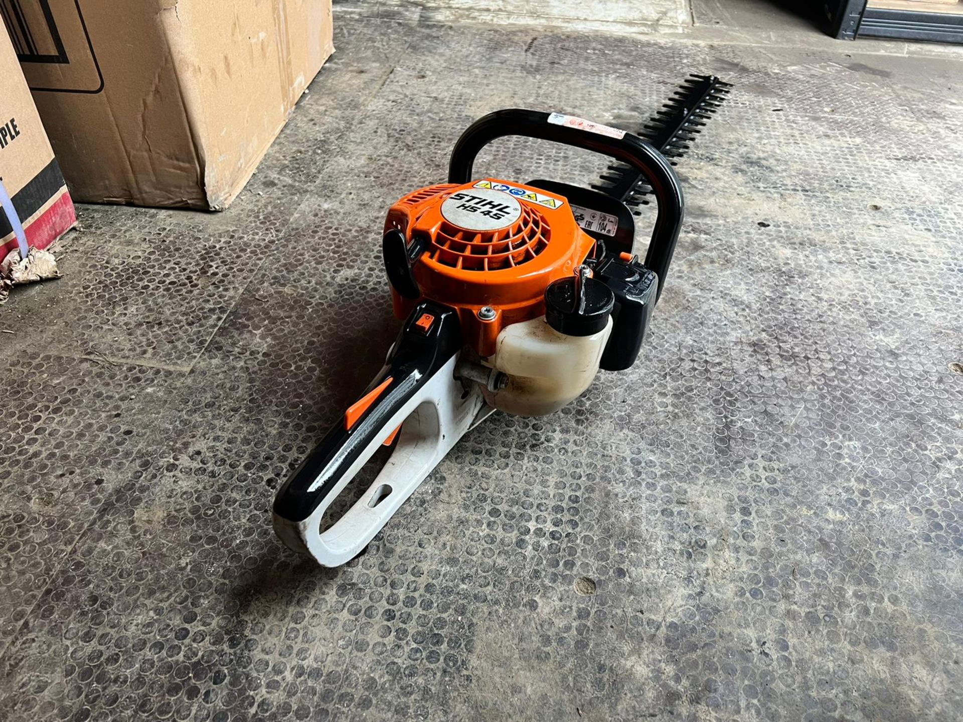 STIHL HS45 24" PERTOL HEDGE CUTTER/TRIMMER, RUNS AND WORKS WELL *NO VAT* - Image 6 of 12