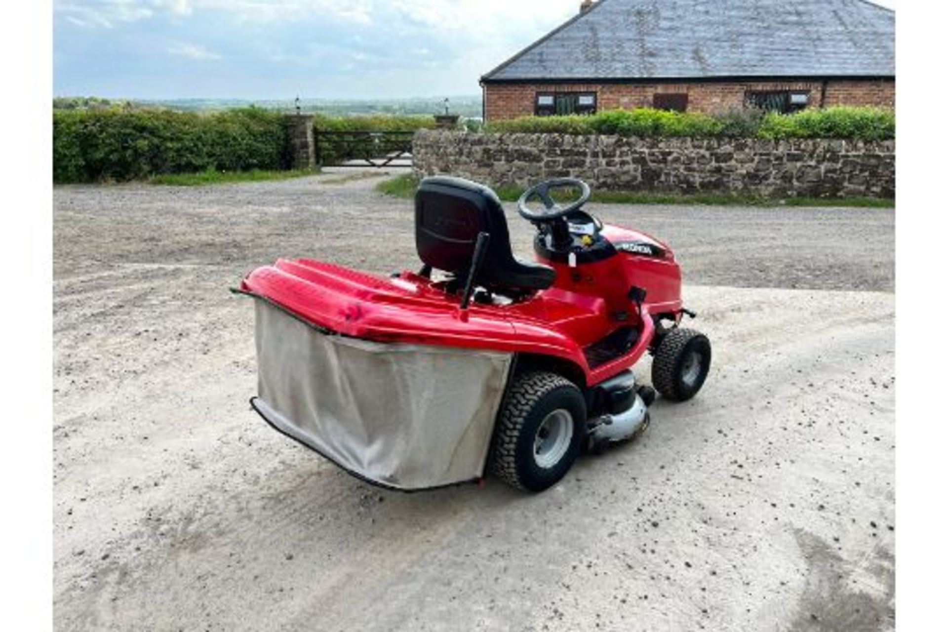 Honda 2417 Ride On Mower, Runs Drives And Cuts, Good Solid Twin Blade Deck *PLUS VAT* - Image 2 of 16