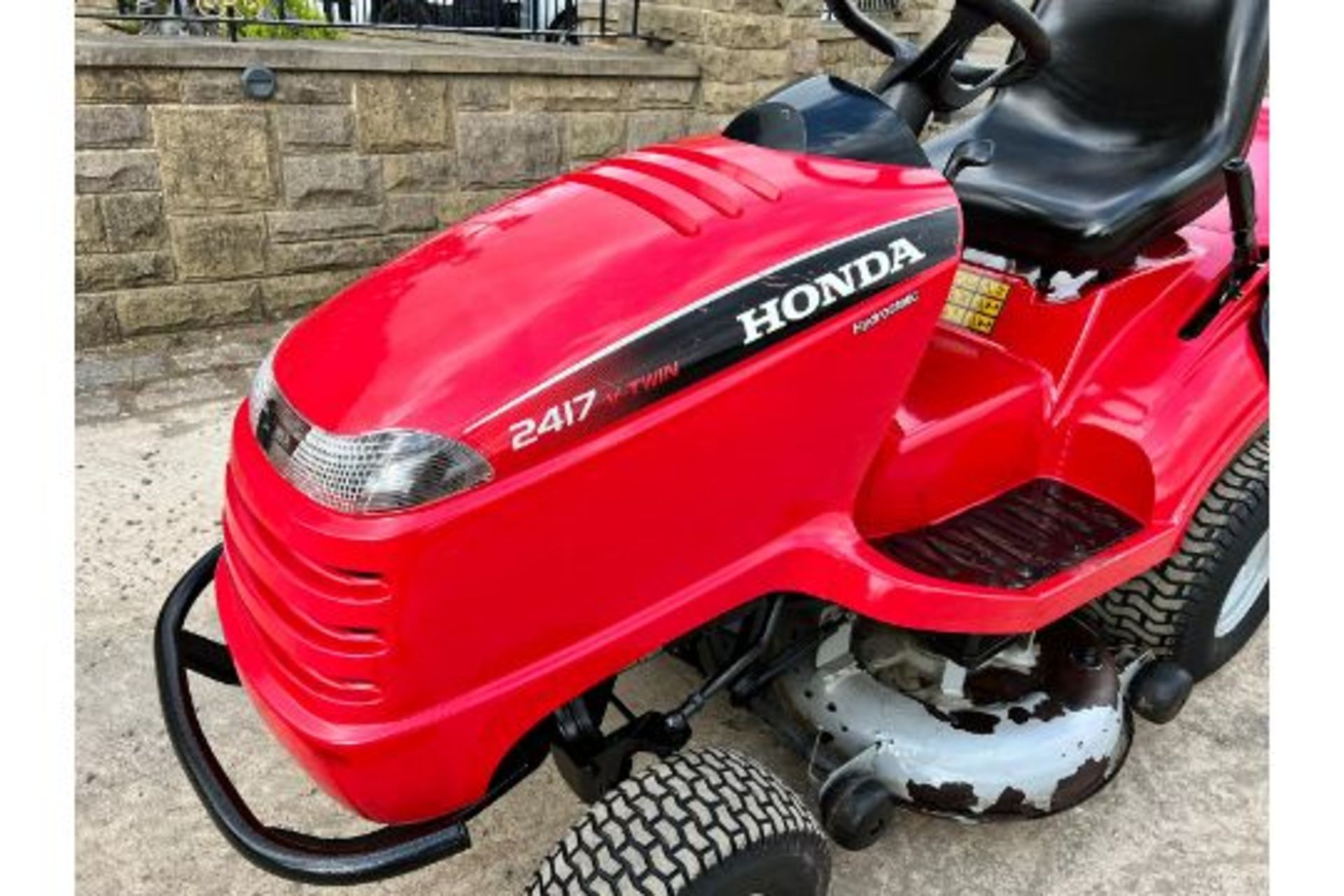 Honda 2417 Ride On Mower, Runs Drives And Cuts, Good Solid Twin Blade Deck *PLUS VAT* - Image 12 of 16