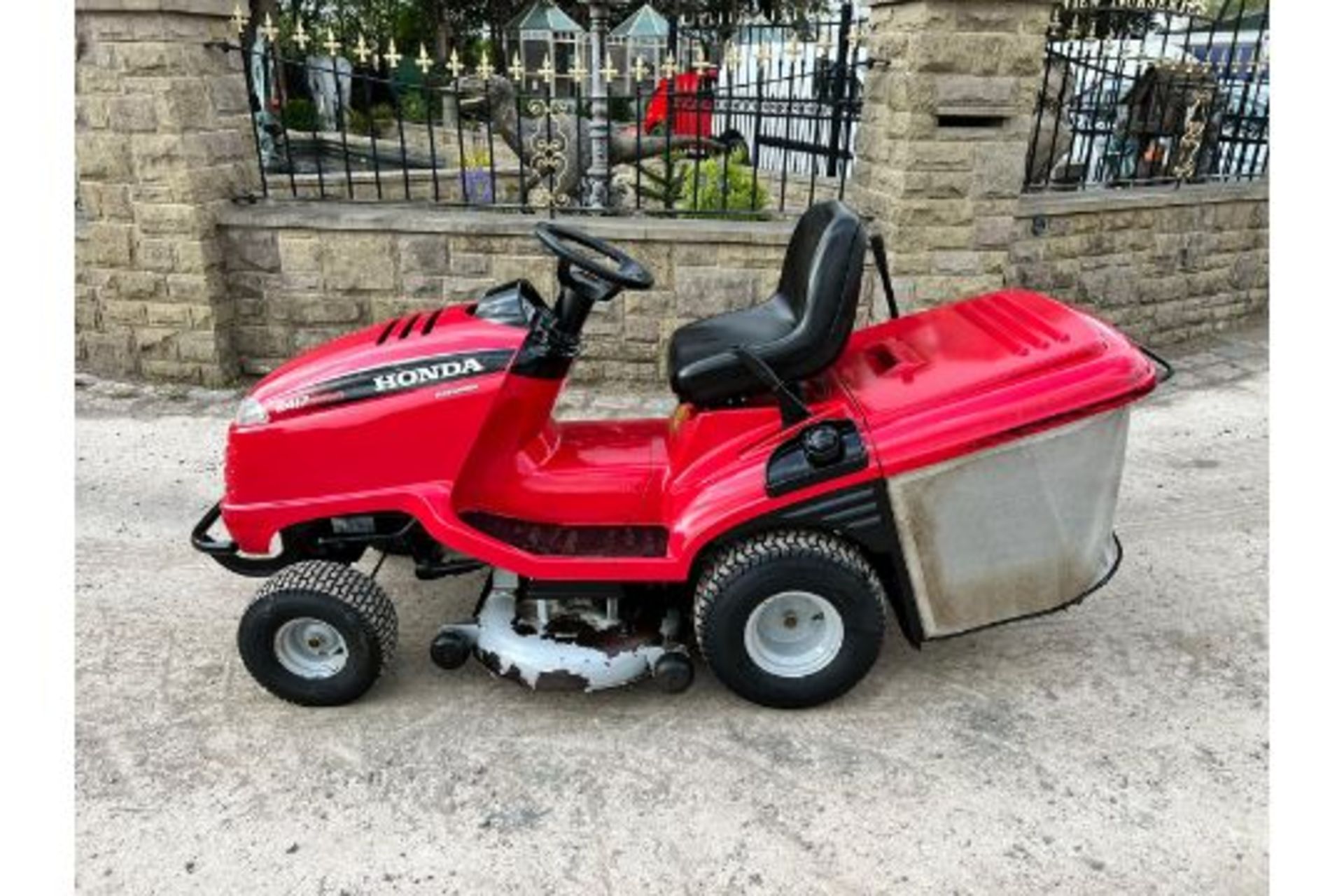 Honda 2417 Ride On Mower, Runs Drives And Cuts, Good Solid Twin Blade Deck *PLUS VAT* - Image 6 of 16