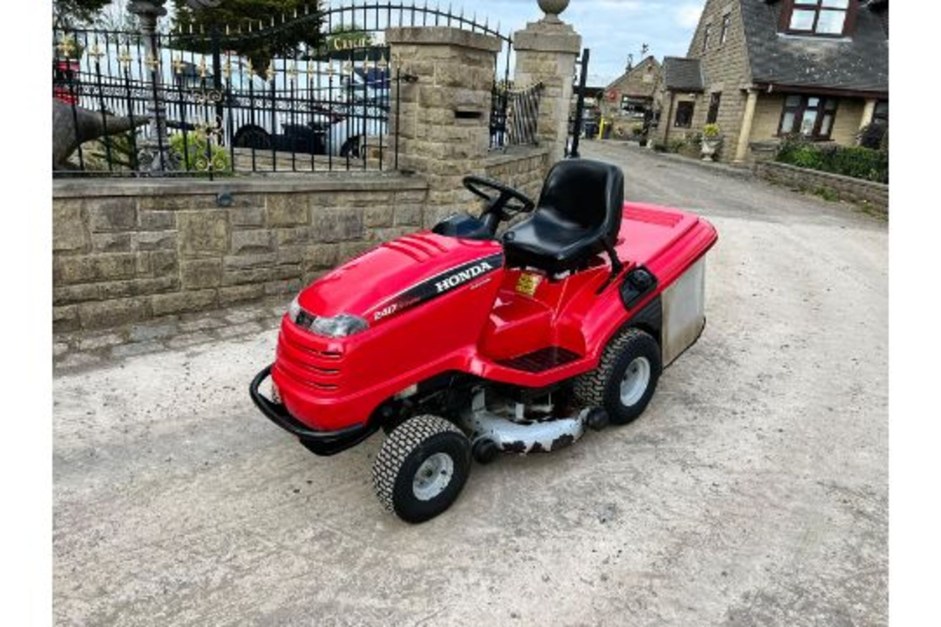Honda 2417 Ride On Mower, Runs Drives And Cuts, Good Solid Twin Blade Deck *PLUS VAT* - Image 4 of 16