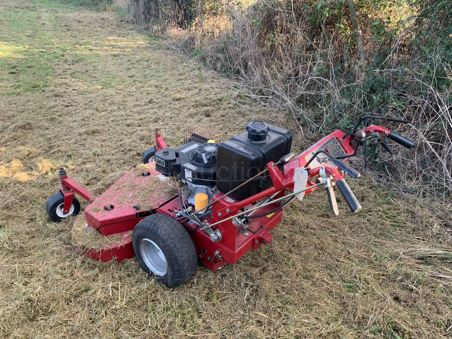RED HYDROSTATIC 48" WALK BEHIND SELF PROPELLED PETROL MOWER, RUNS DRIVES AND CUTS WELL *PLUS VAT* - Image 3 of 9