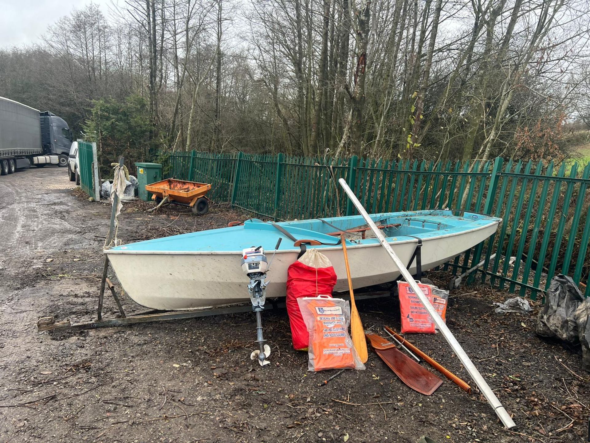 WAYFARER SAIL BOAT IN GOOD CONDITION NEEDS A WASH GENUINE SALE "PLUS VAT" - Image 2 of 8