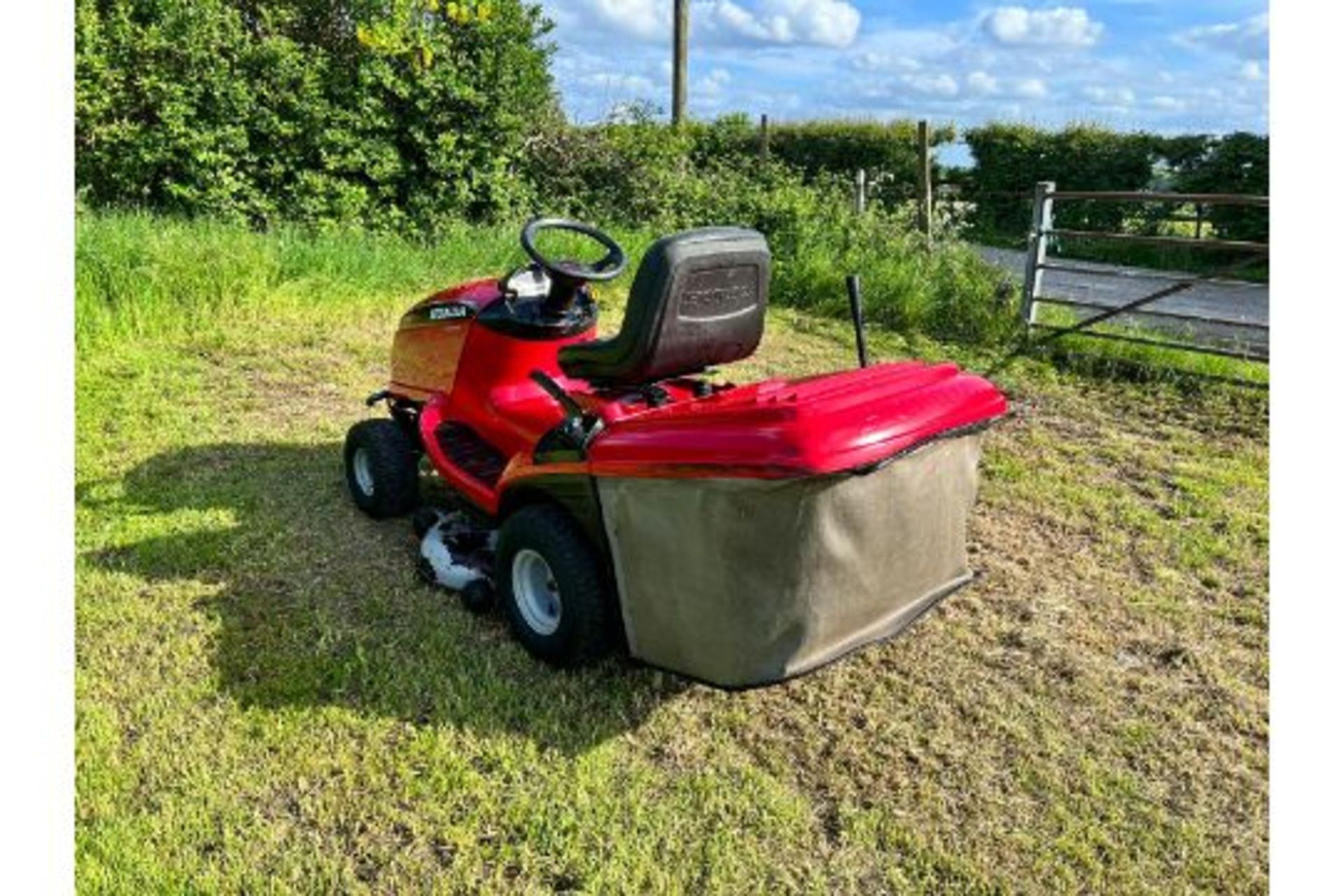 Honda 2417 Ride On Mower With Rear Collector, Runs Drives Cuts And Collects "PLUS VAT" - Image 5 of 22