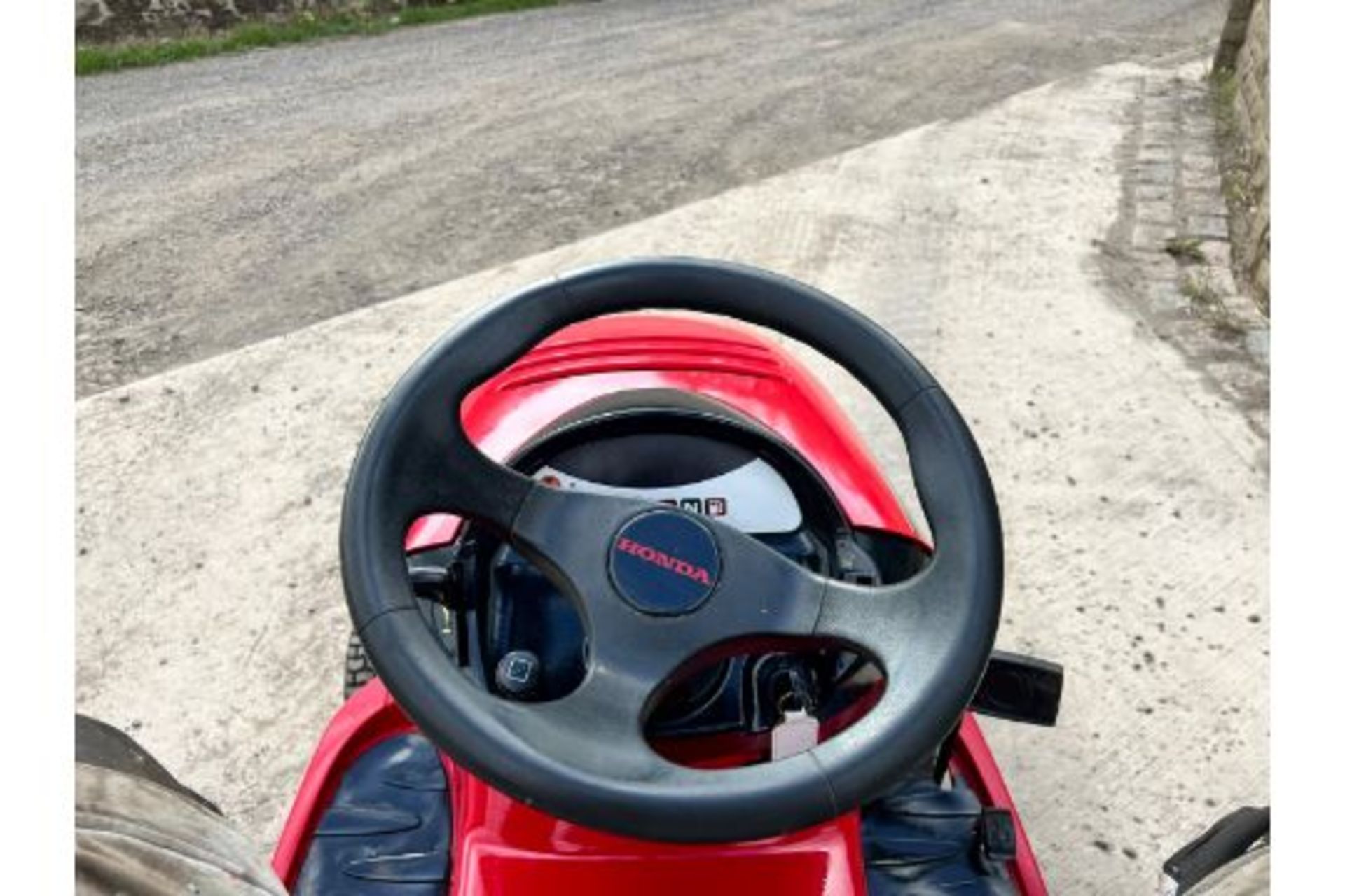 Honda 2417 Ride On Mower, Runs Drives And Cuts, Good Solid Twin Blade Deck *PLUS VAT* - Image 10 of 16