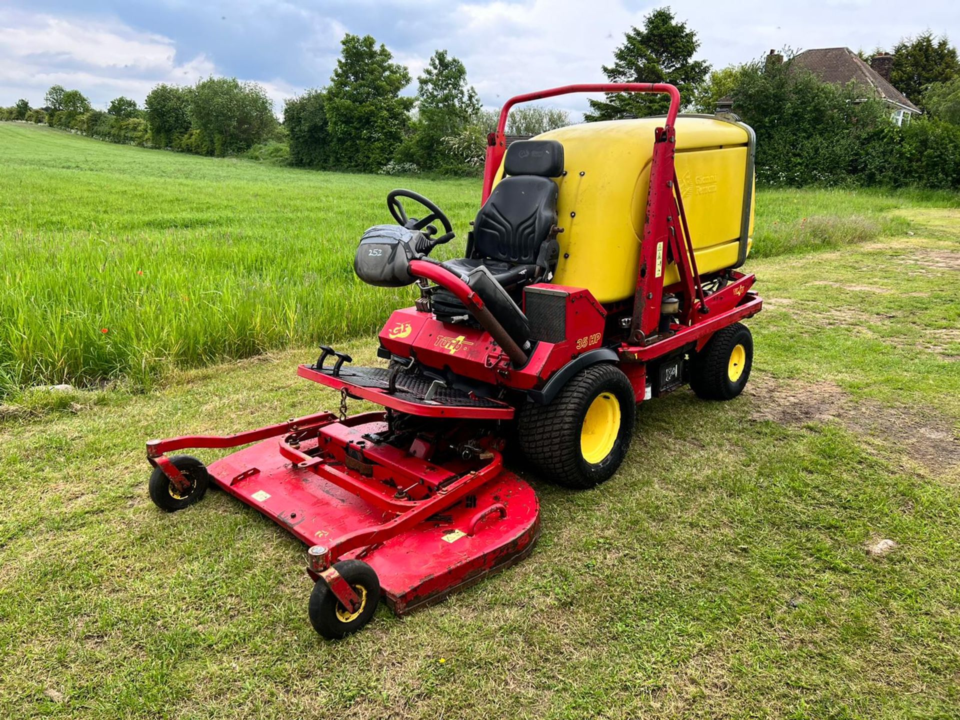 2006 Gianni Ferrari 35HP 4WD Diesel High Tip Mower, Runs Drives Cuts And Collects "PLUS VAT" - Image 2 of 16