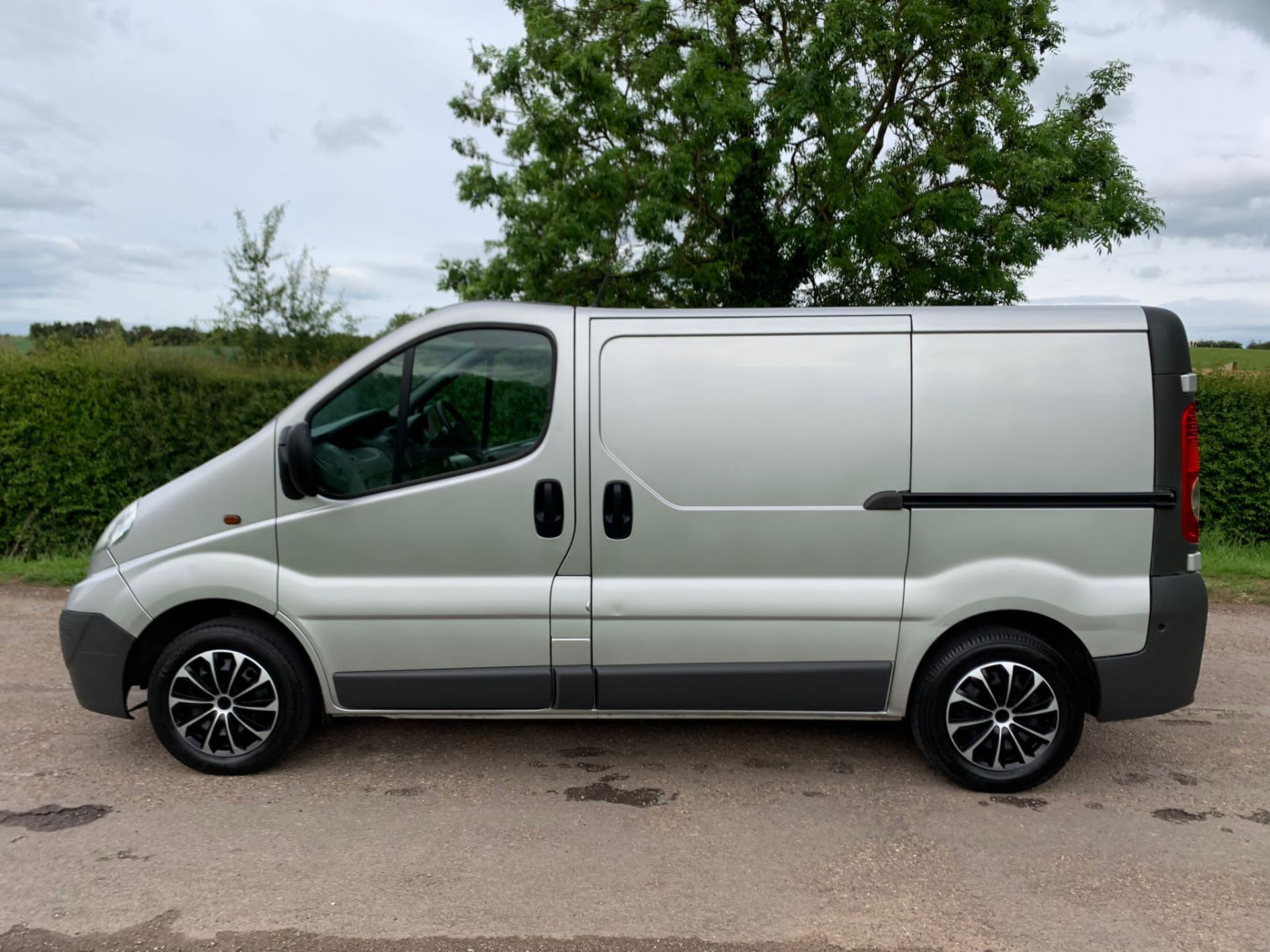 2013/63 VAUXHALL VIVARO 2700 CDTI 89 SWB SILVER PANEL VAN, FULL SERVICE HISTORY *NO VAT* - Image 4 of 17