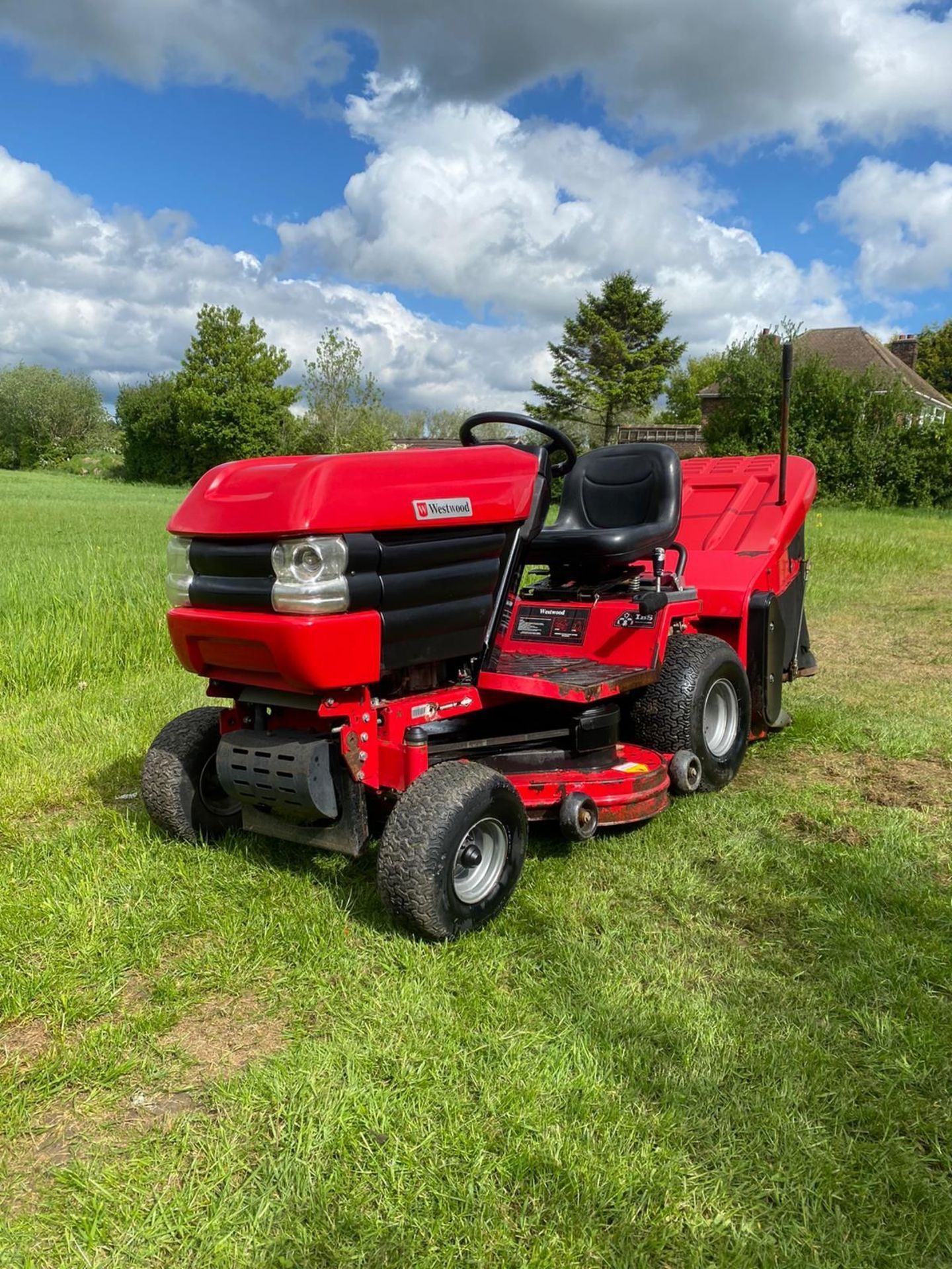 WESTWOOD S 1600 RIDE ON LAWN MOWER WITH COLLECTOR, RUNS WORKS AND CUTS *PLUS VAT* - Image 3 of 9