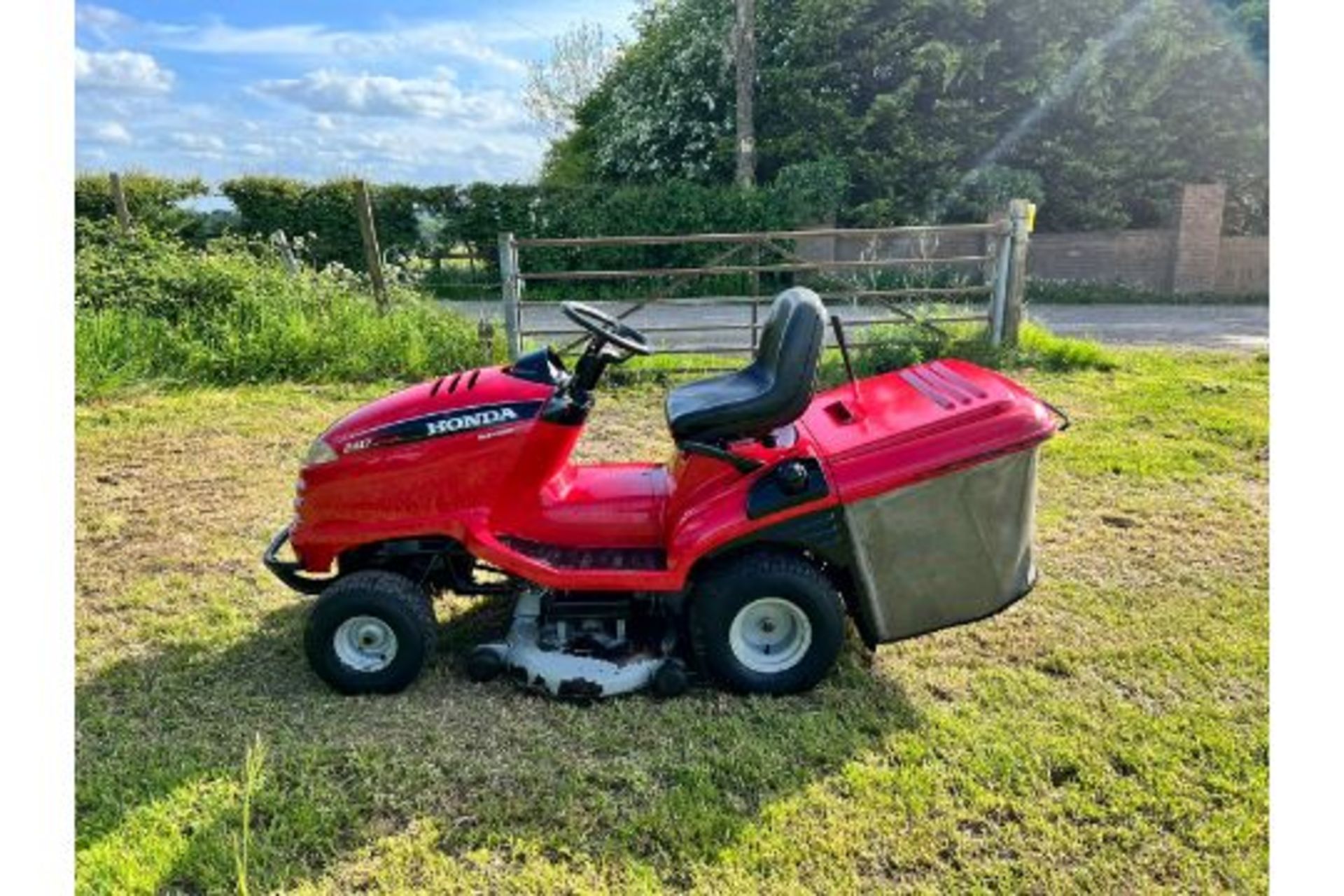 Honda 2417 Ride On Mower With Rear Collector, Runs Drives Cuts And Collects "PLUS VAT" - Image 6 of 22