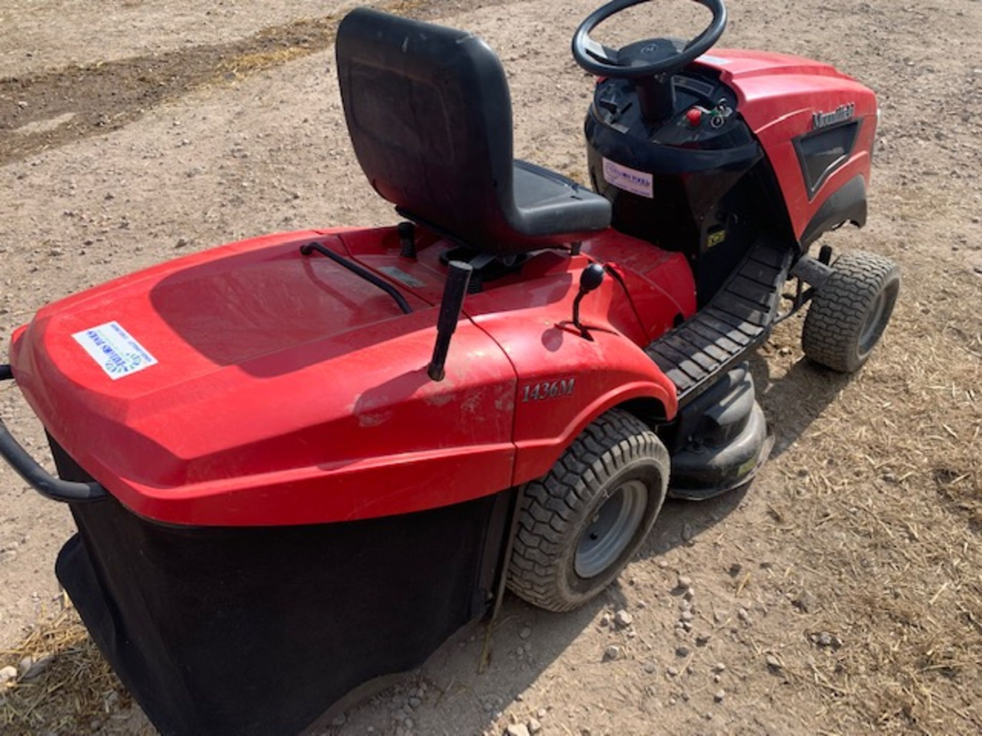 MOUNTFIELD 1436M RIDE ON MOWER AND COLLECTOR, RUNS AND MOWS, NEEDS NEW RUBBER V BELT *NO VAT* - Image 2 of 5