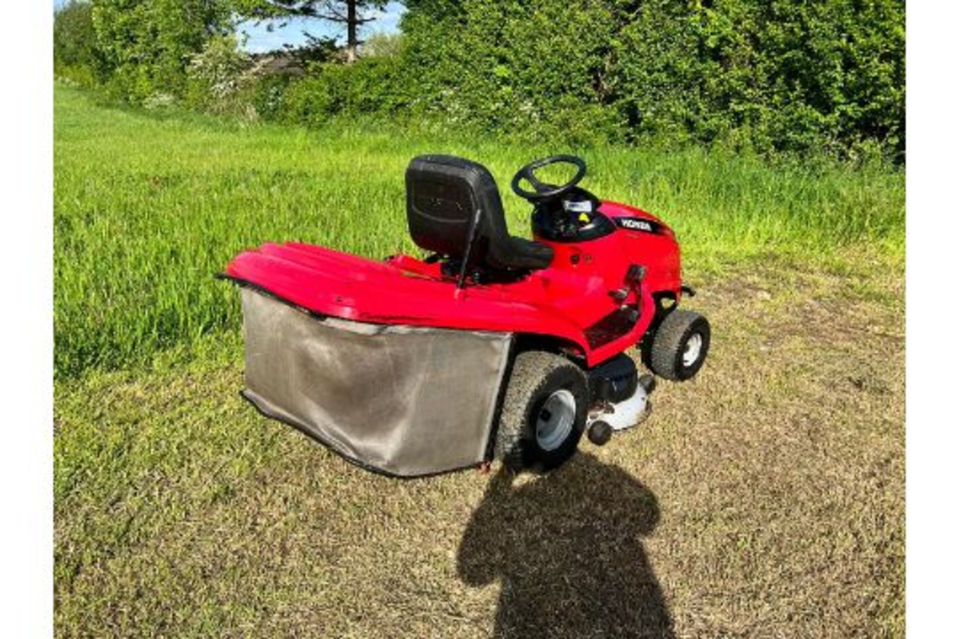 Honda 2417 Ride On Mower With Rear Collector, Runs Drives Cuts And Collects "PLUS VAT" - Image 4 of 22