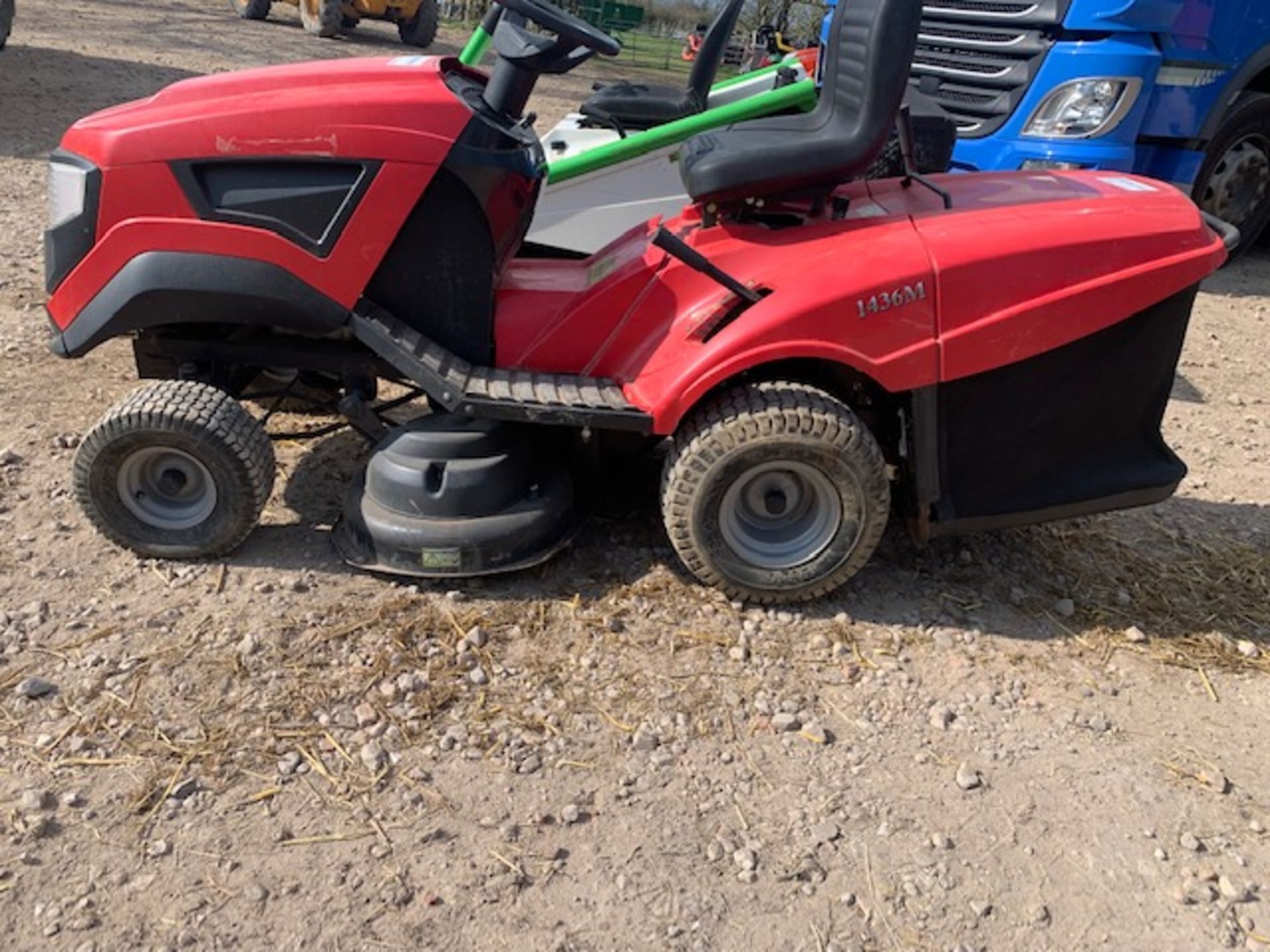 MOUNTFIELD 1436M RIDE ON MOWER AND COLLECTOR, RUNS AND MOWS, NEEDS NEW RUBBER V BELT *NO VAT* - Image 5 of 5