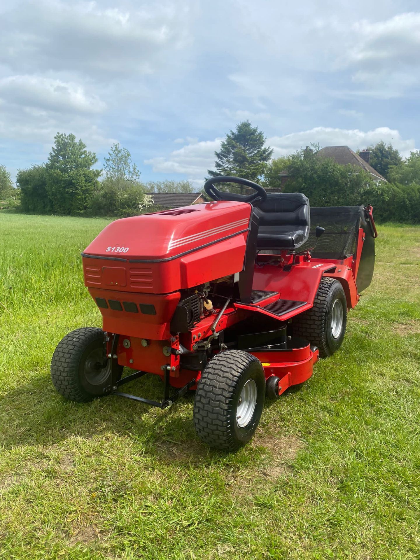 Westwood s1300 ride on lawn mower, Runs and works well, Cuts and collects well *PLUS VAT* - Image 4 of 8