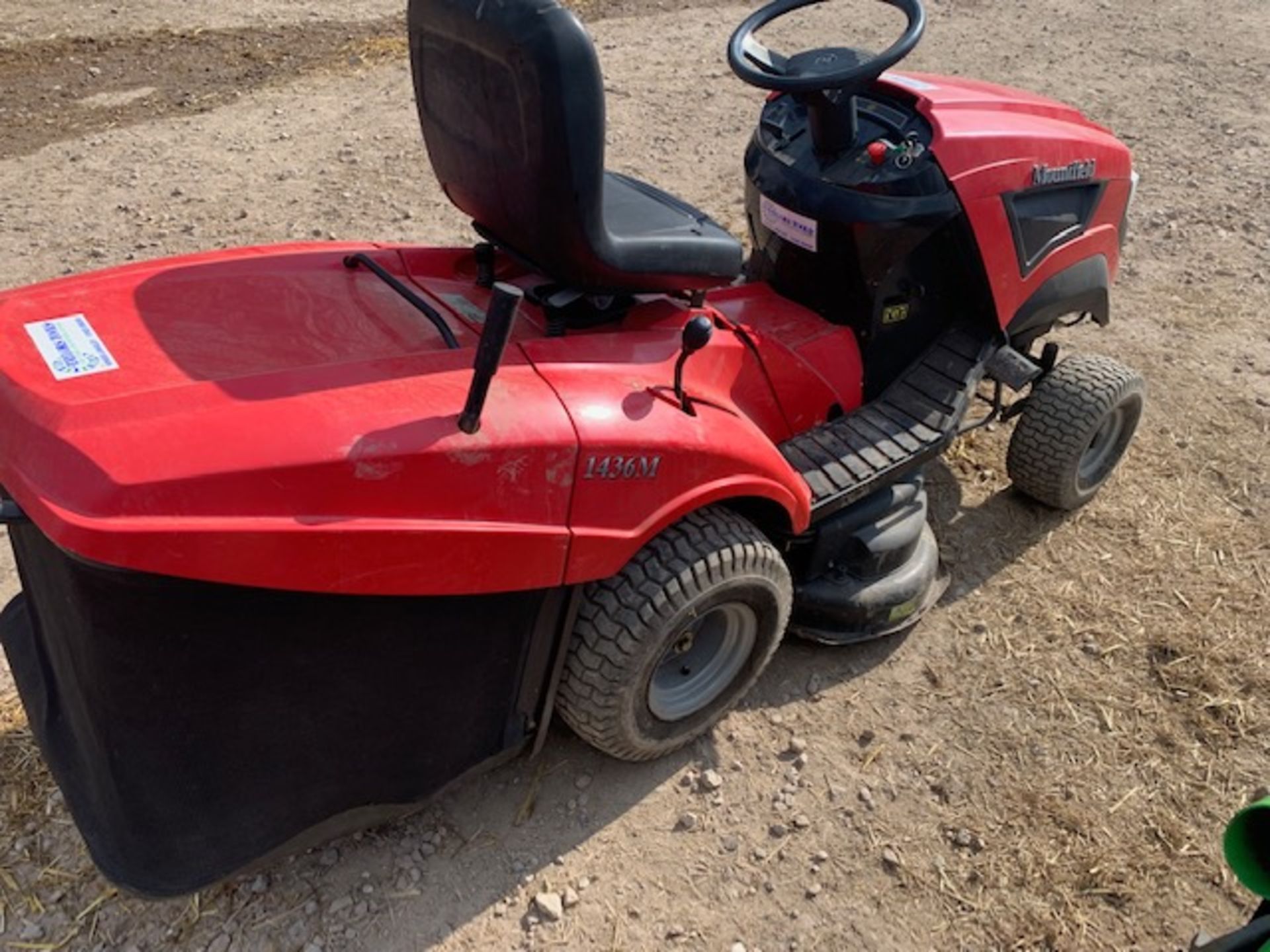 MOUNTFIELD 1436M RIDE ON MOWER AND COLLECTOR, RUNS AND MOWS, NEEDS NEW RUBBER V BELT *NO VAT* - Image 3 of 5