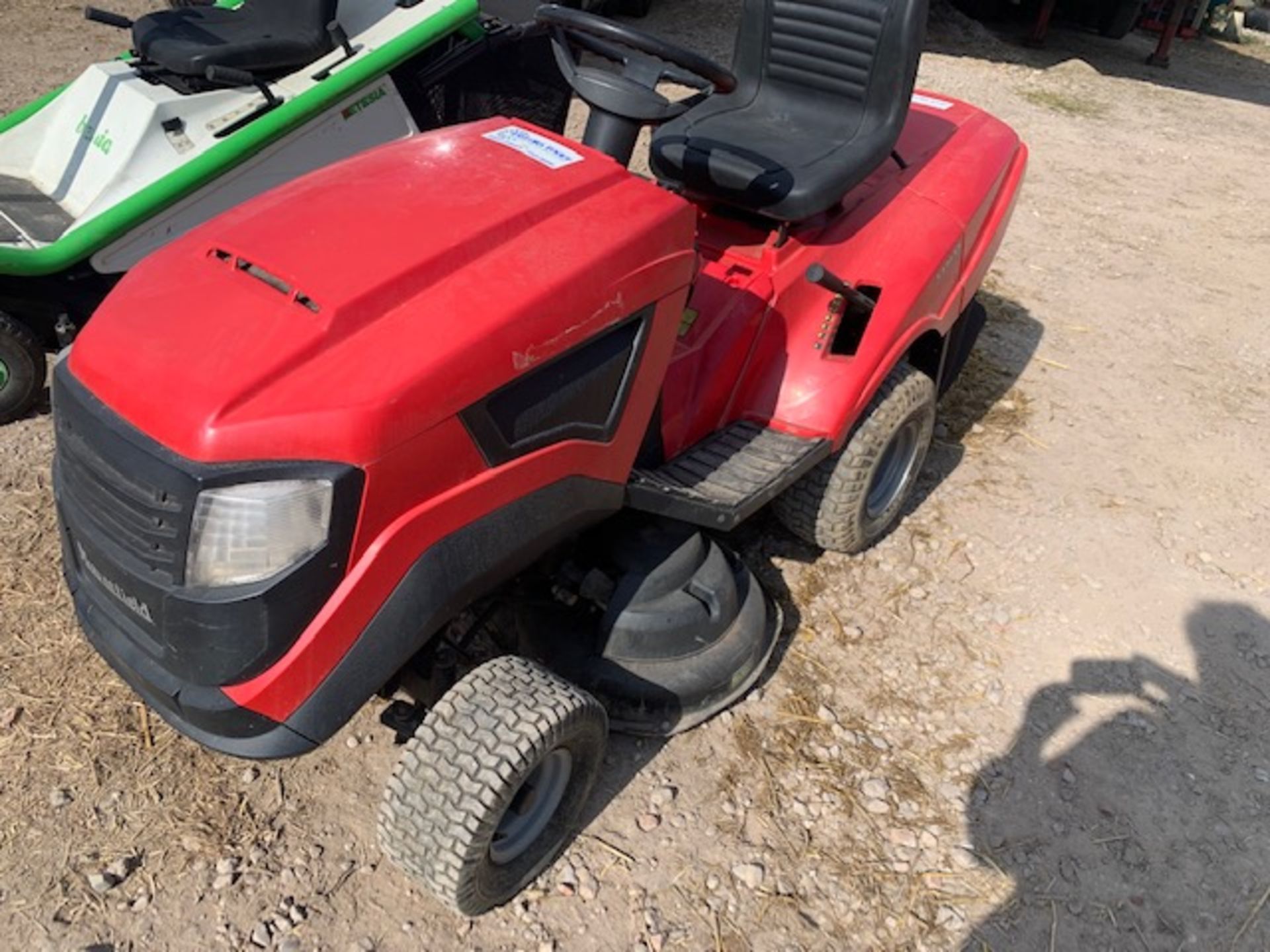 MOUNTFIELD 1436M RIDE ON MOWER AND COLLECTOR, RUNS AND MOWS, NEEDS NEW RUBBER V BELT *NO VAT* - Image 4 of 5