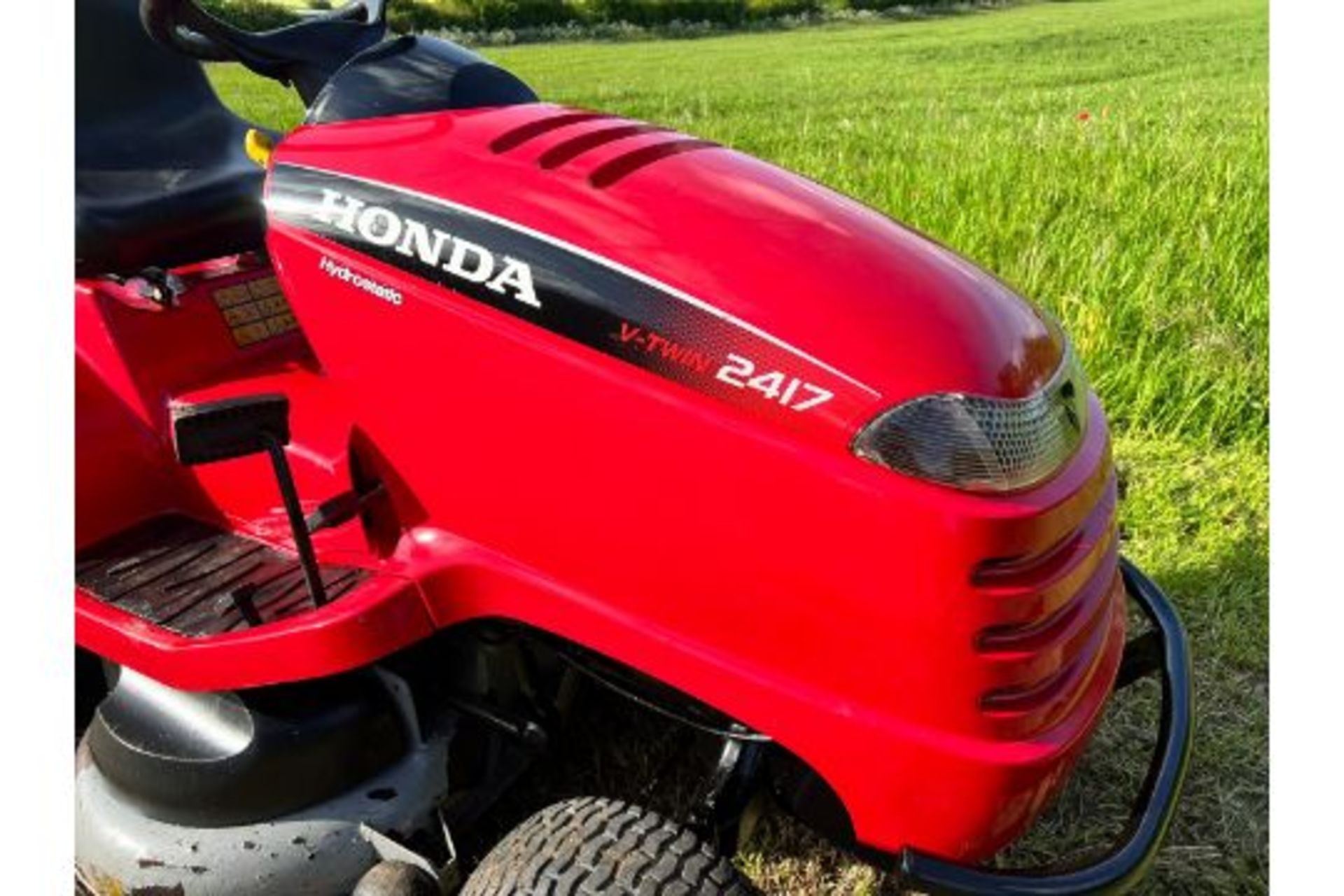 Honda 2417 Ride On Mower With Rear Collector, Runs Drives Cuts And Collects "PLUS VAT" - Image 9 of 22