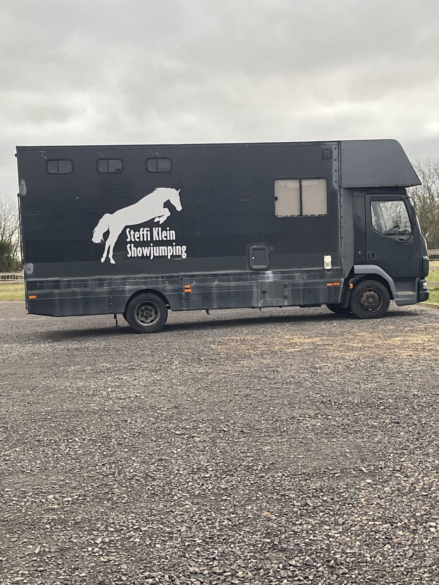 HORSE BOX / ACCOMODATION, SPACE FOR 3 PONIES OR 2 HORSES (MAX HEIGHT 17 HANDS) 304,473 KILOMETERS - Image 2 of 33