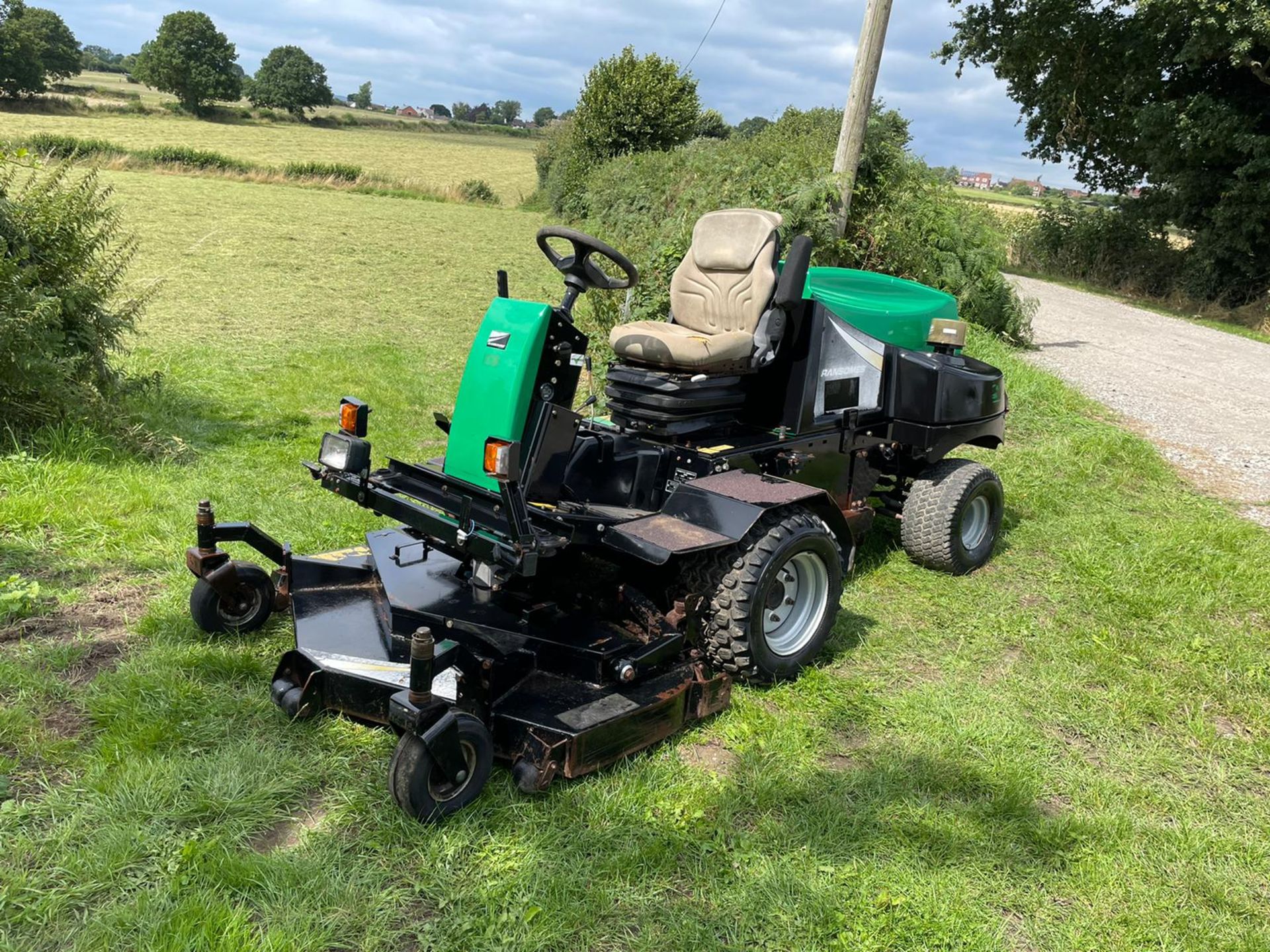 RANSOMES HR3806 RIDE ON MOWER, RUNS DRIVES AND CUTS, SHOWING 2917 HOURS, HYDROSTATIC *PLUS VAT* - Image 2 of 10